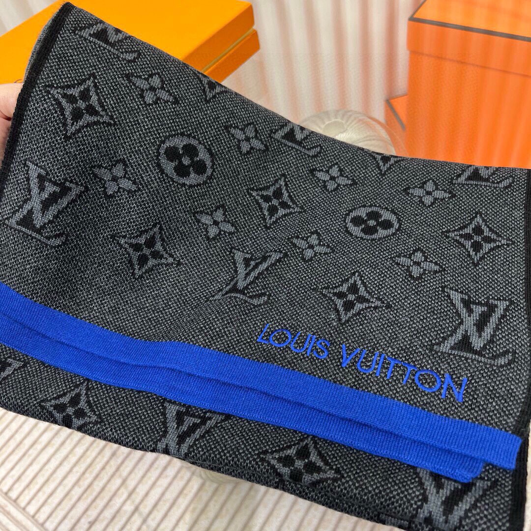 ✨✨Lv双面围巾❗好看的要疯掉了，太有型太有魅力了❗❗非常斯文时尚的秋冬单品！真的很喜欢，非常Class