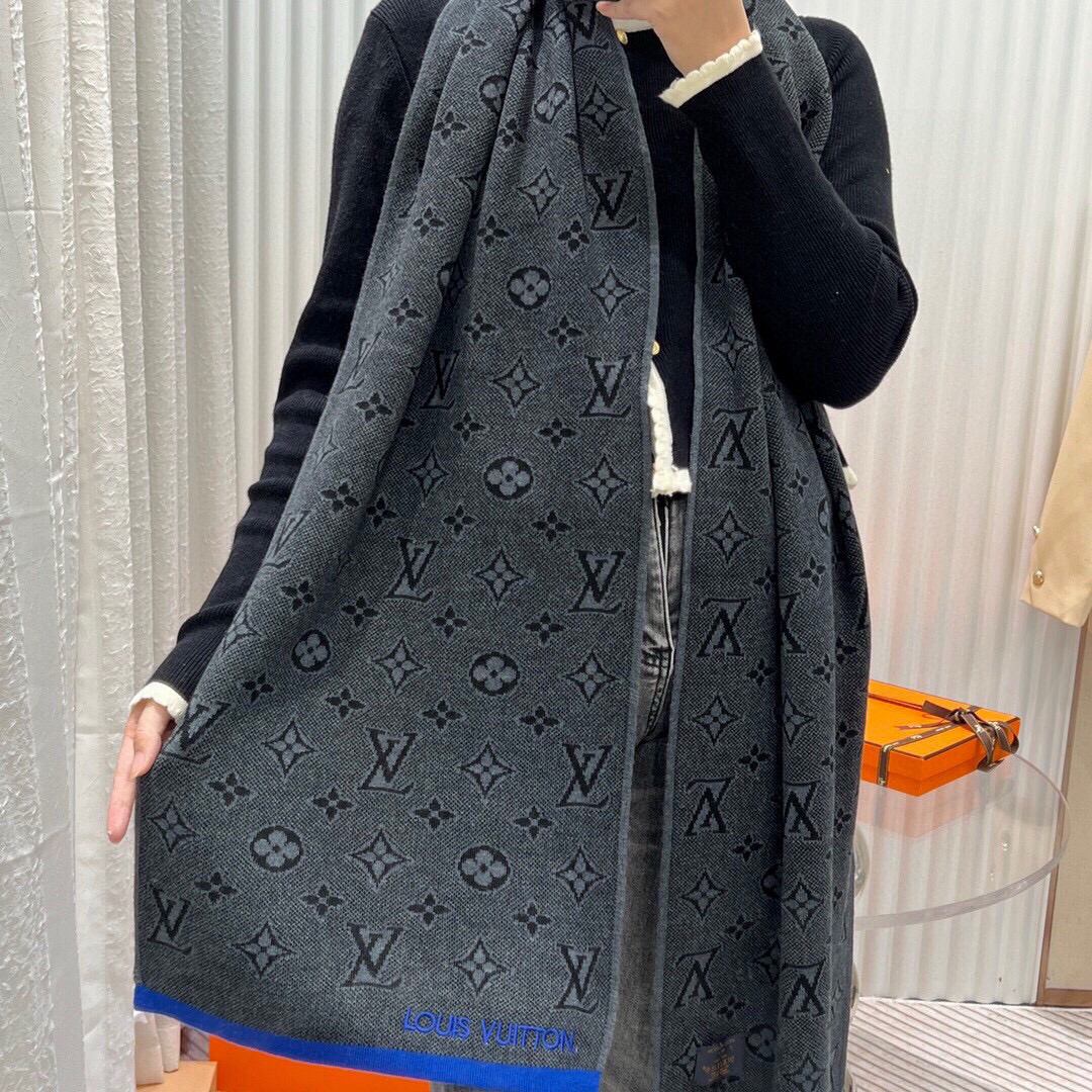 ✨✨Lv双面围巾❗好看的要疯掉了，太有型太有魅力了❗❗非常斯文时尚的秋冬单品！真的很喜欢，非常Class
