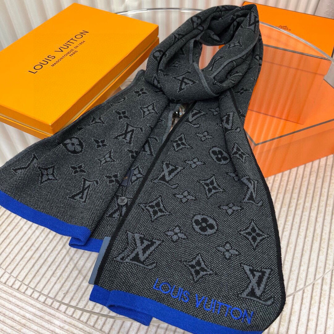 ✨✨Lv双面围巾❗好看的要疯掉了，太有型太有魅力了❗❗非常斯文时尚的秋冬单品！真的很喜欢，非常Class