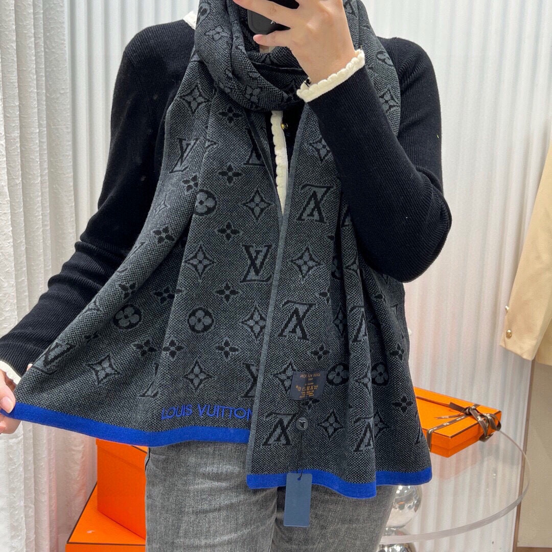 ✨✨Lv双面围巾❗好看的要疯掉了，太有型太有魅力了❗❗非常斯文时尚的秋冬单品！真的很喜欢，非常Class