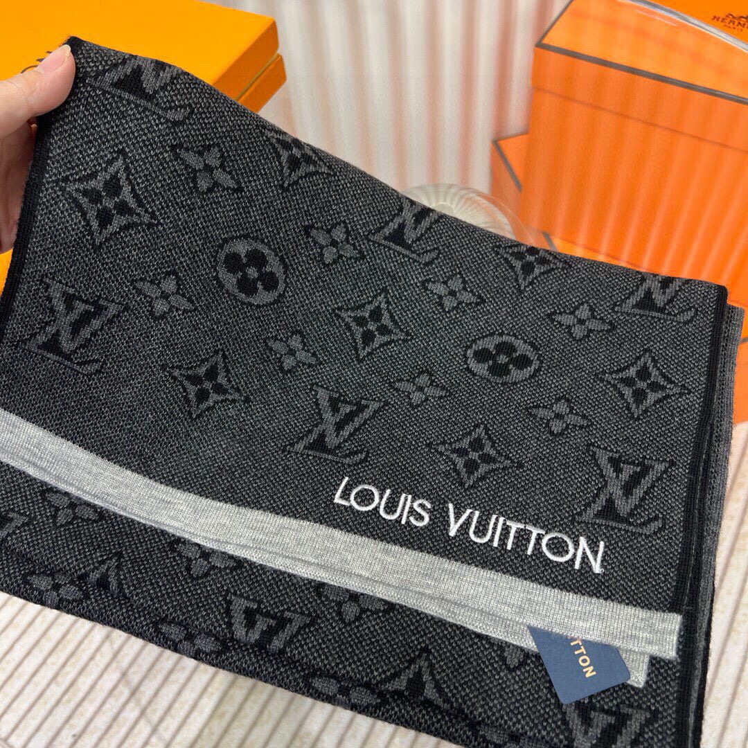 ✨✨Lv双面围巾❗好看的要疯掉了，太有型太有魅力了❗❗非常斯文时尚的秋冬单品！真的很喜欢，非常Class