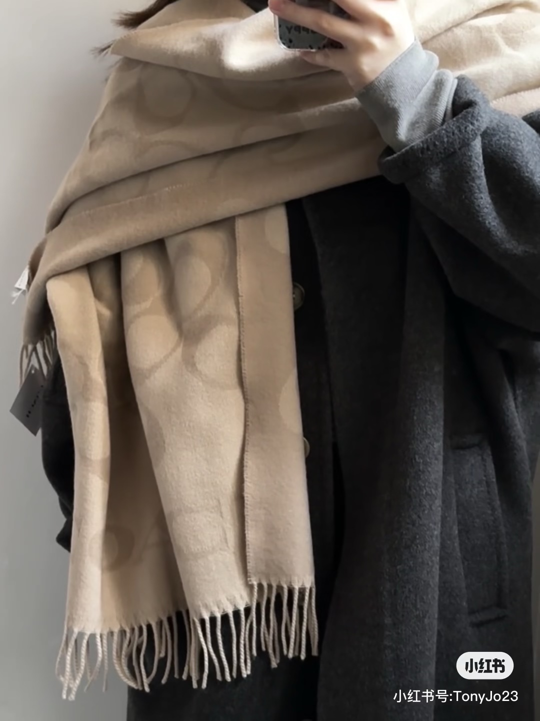 COACH经典 蔻驰围巾也太好看了吧！不仅有颜值还有品质，97%羊毛+3%羊绒，手感超级软糯和舒服，尺寸