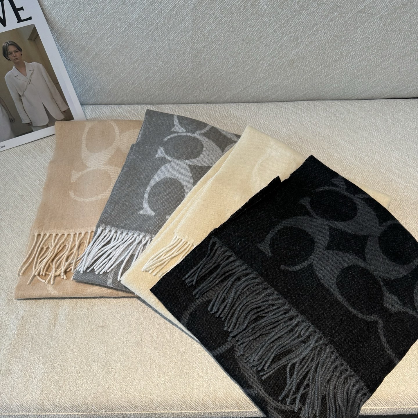 COACH经典 蔻驰围巾也太好看了吧！不仅有颜值还有品质，97%羊毛+3%羊绒，手感超级软糯和舒服，尺寸