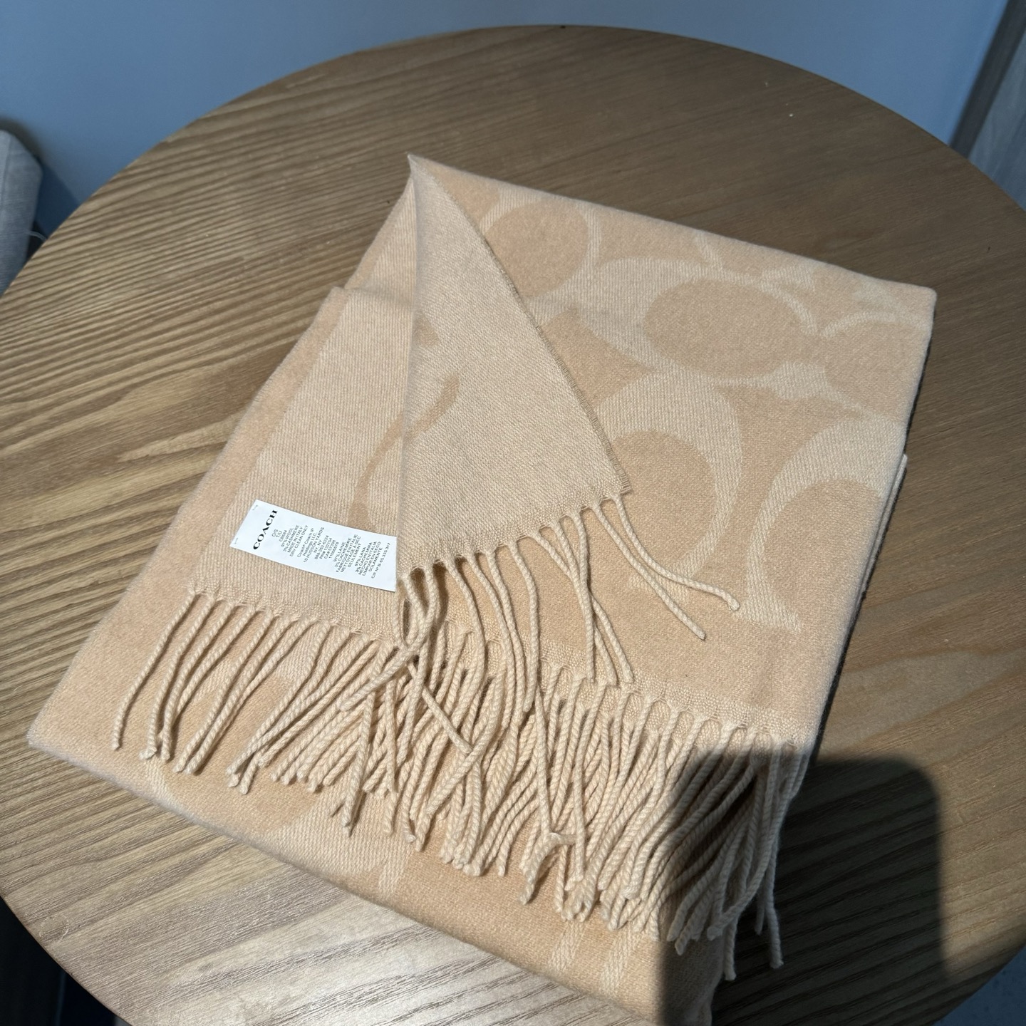 COACH经典 蔻驰围巾也太好看了吧！不仅有颜值还有品质，97%羊毛+3%羊绒，手感超级软糯和舒服，尺寸