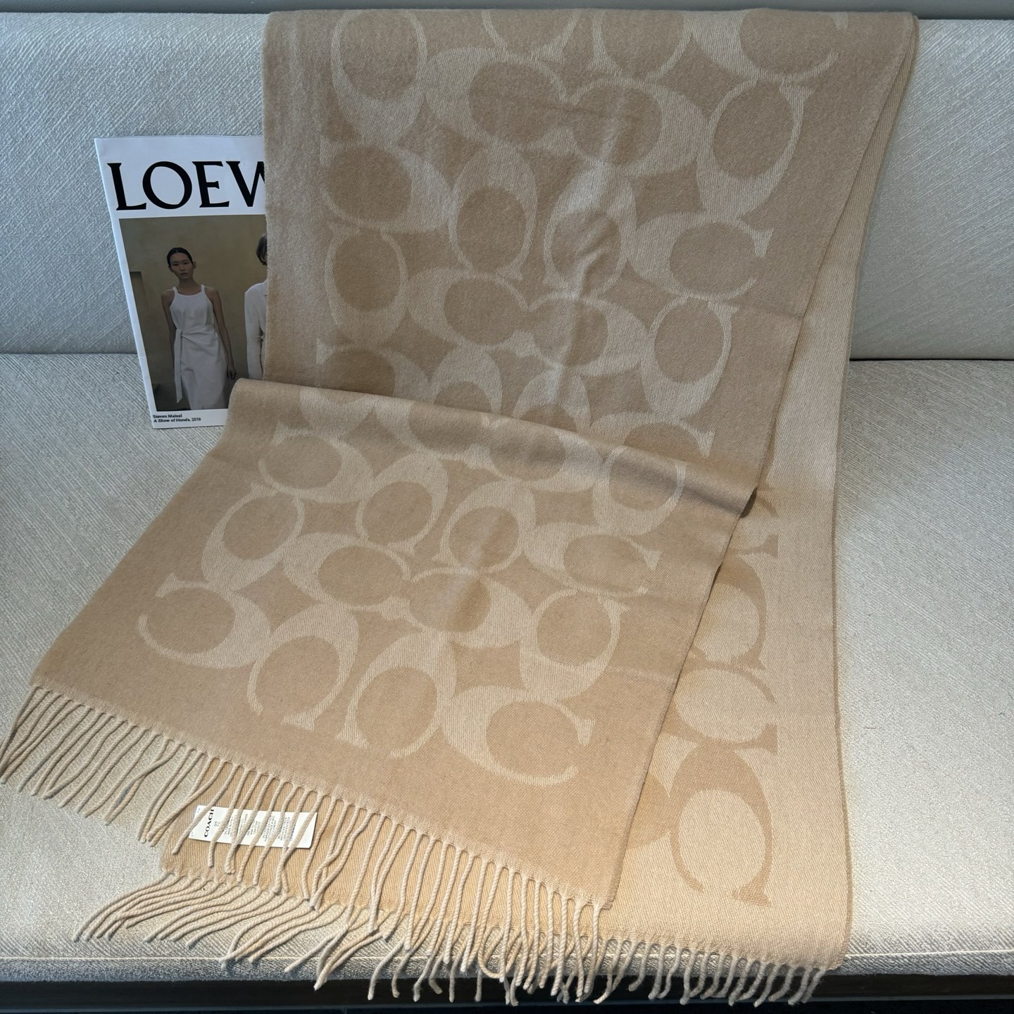 COACH经典 蔻驰围巾也太好看了吧！不仅有颜值还有品质，97%羊毛+3%羊绒，手感超级软糯和舒服，尺寸