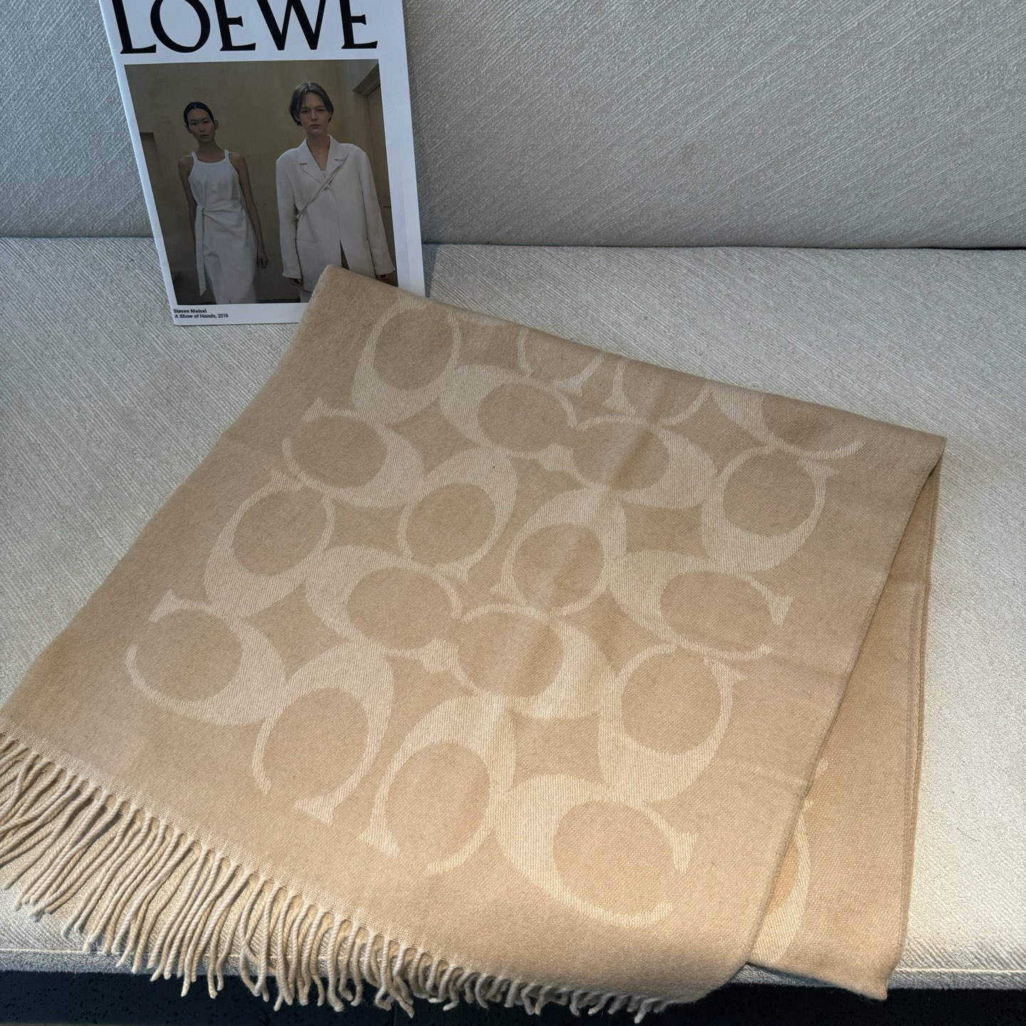 COACH经典 蔻驰围巾也太好看了吧！不仅有颜值还有品质，97%羊毛+3%羊绒，手感超级软糯和舒服，尺寸