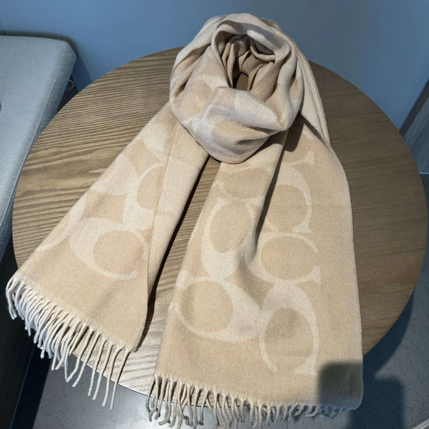 COACH经典 蔻驰围巾也太好看了吧！不仅有颜值还有品质，97%羊毛+3%羊绒，手感超级软糯和舒服，尺寸