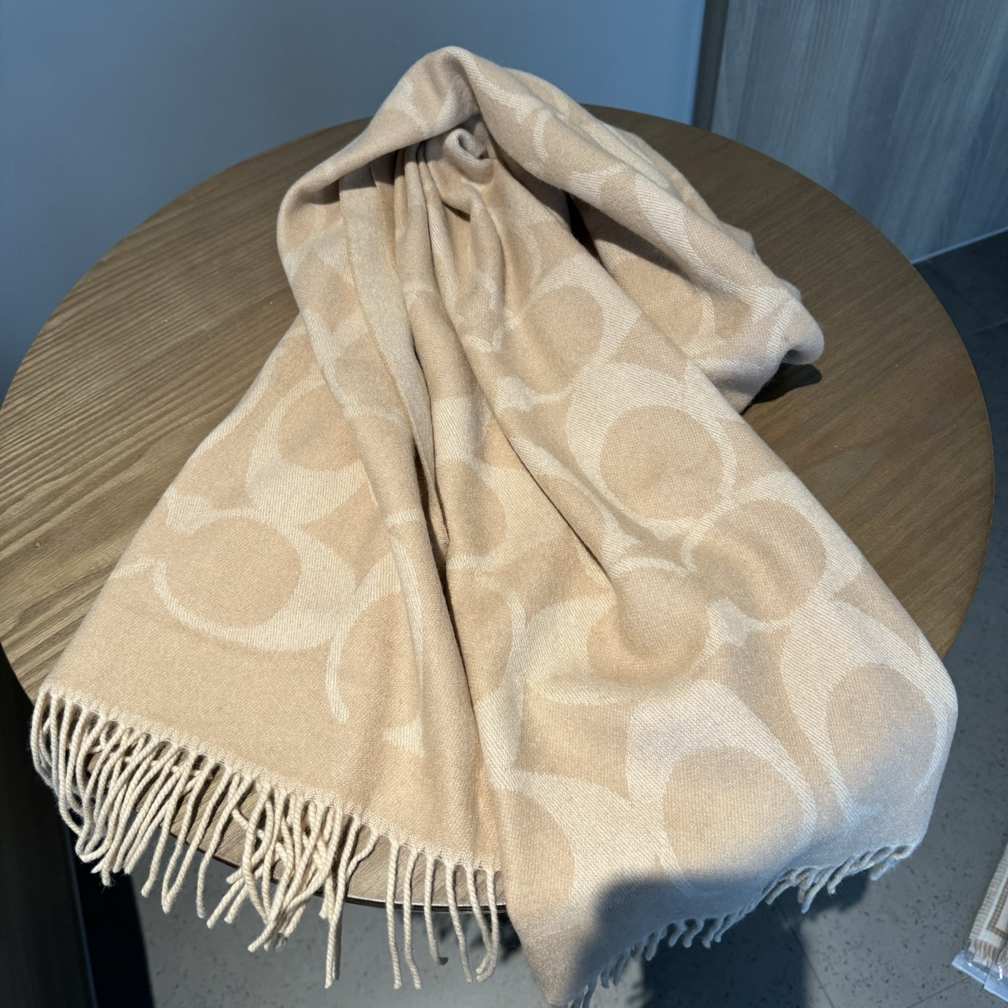 COACH经典 蔻驰围巾也太好看了吧！不仅有颜值还有品质，97%羊毛+3%羊绒，手感超级软糯和舒服，尺寸