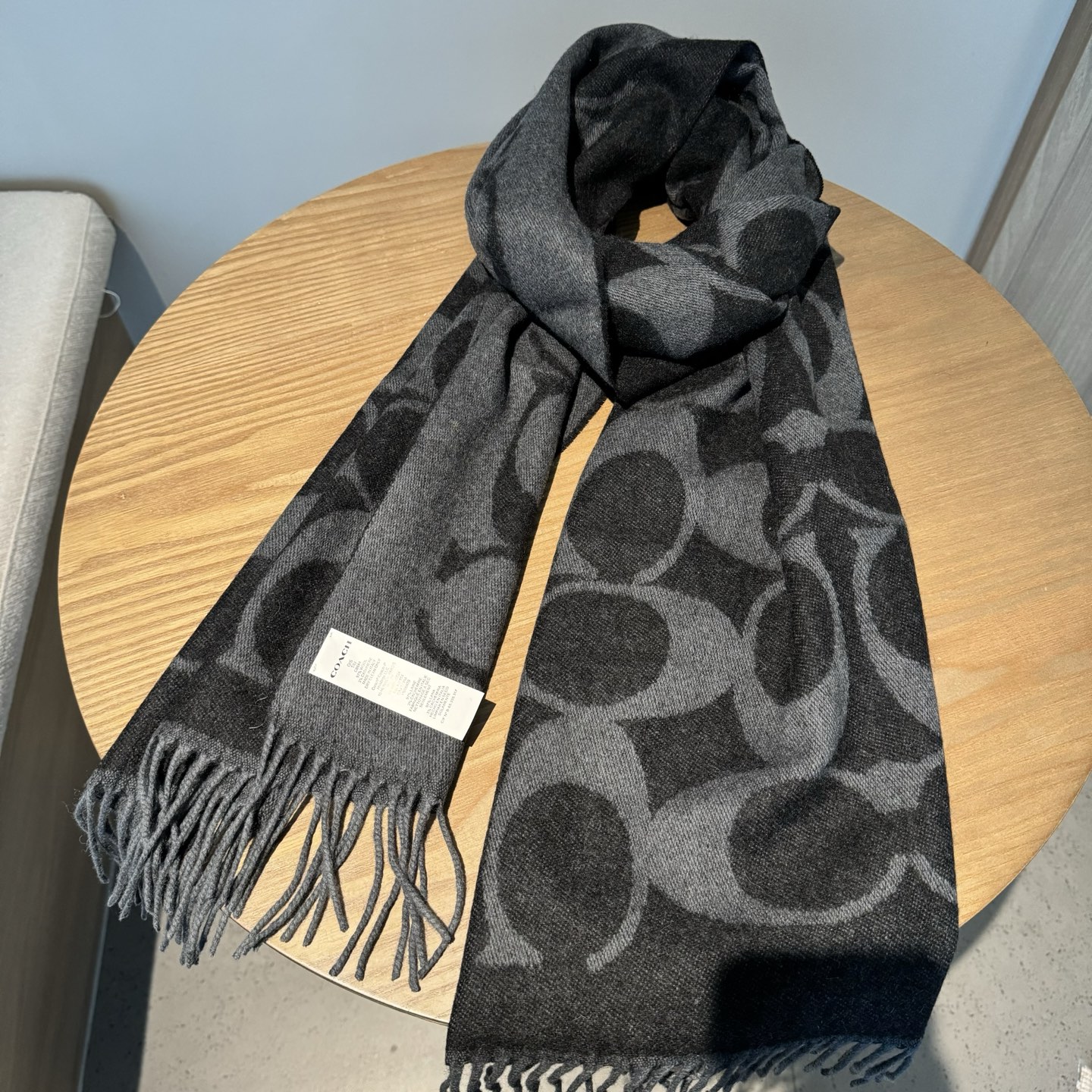 COACH经典 蔻驰围巾也太好看了吧！不仅有颜值还有品质，97%羊毛+3%羊绒，手感超级软糯和舒服，尺寸