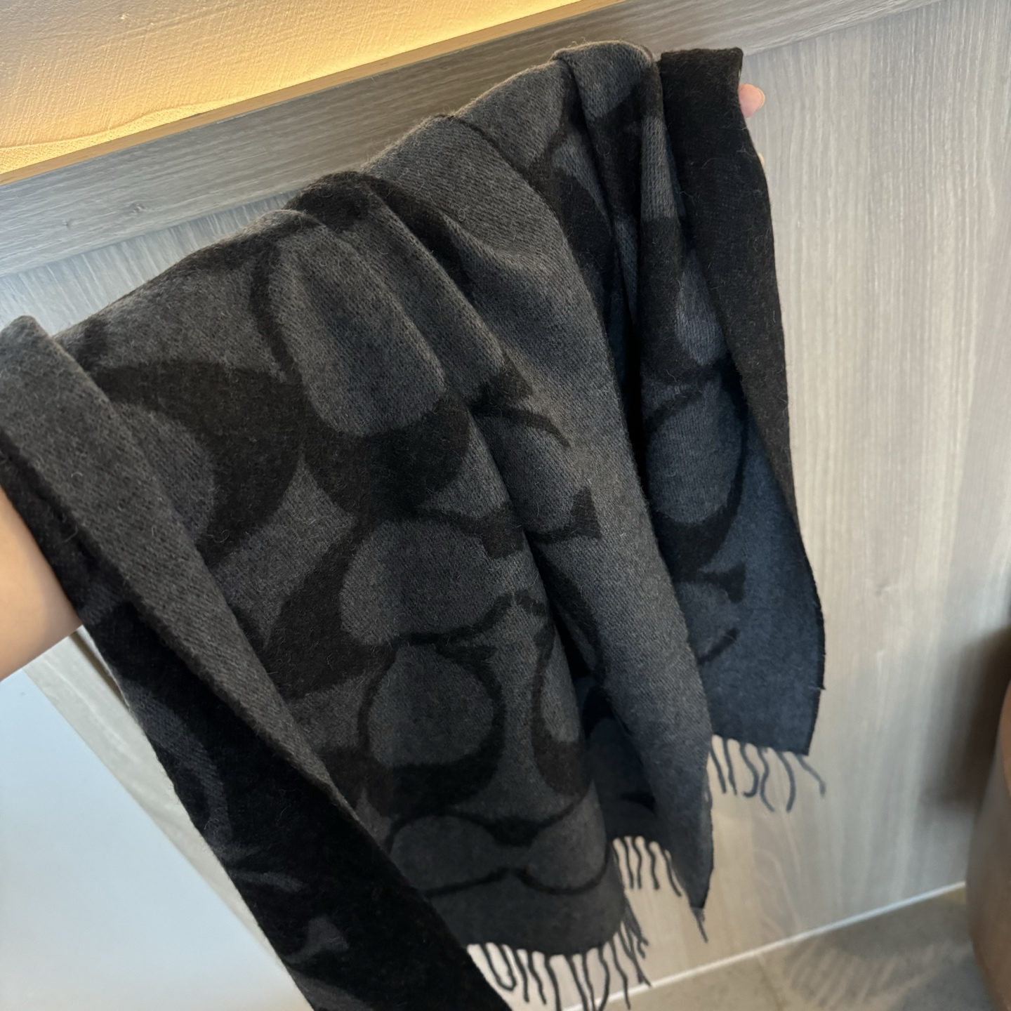 COACH经典 蔻驰围巾也太好看了吧！不仅有颜值还有品质，97%羊毛+3%羊绒，手感超级软糯和舒服，尺寸