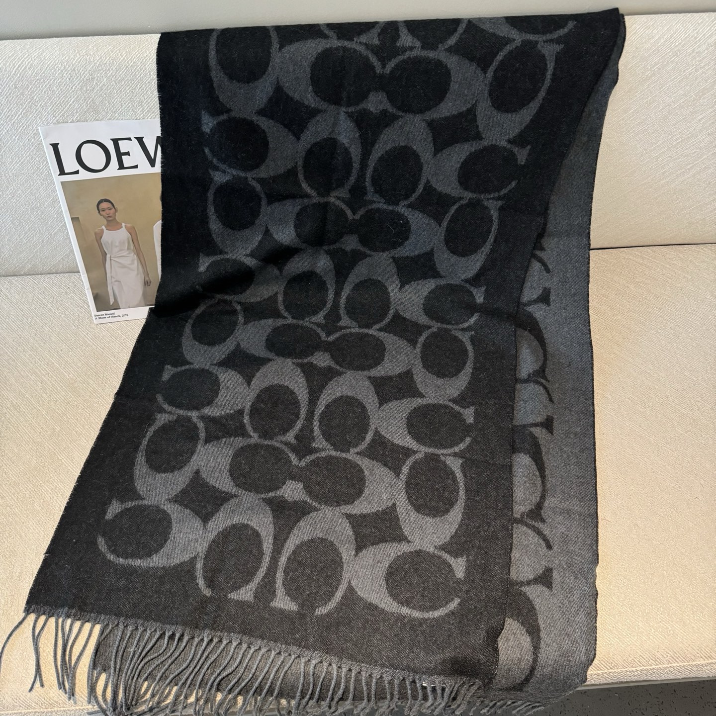 COACH经典 蔻驰围巾也太好看了吧！不仅有颜值还有品质，97%羊毛+3%羊绒，手感超级软糯和舒服，尺寸