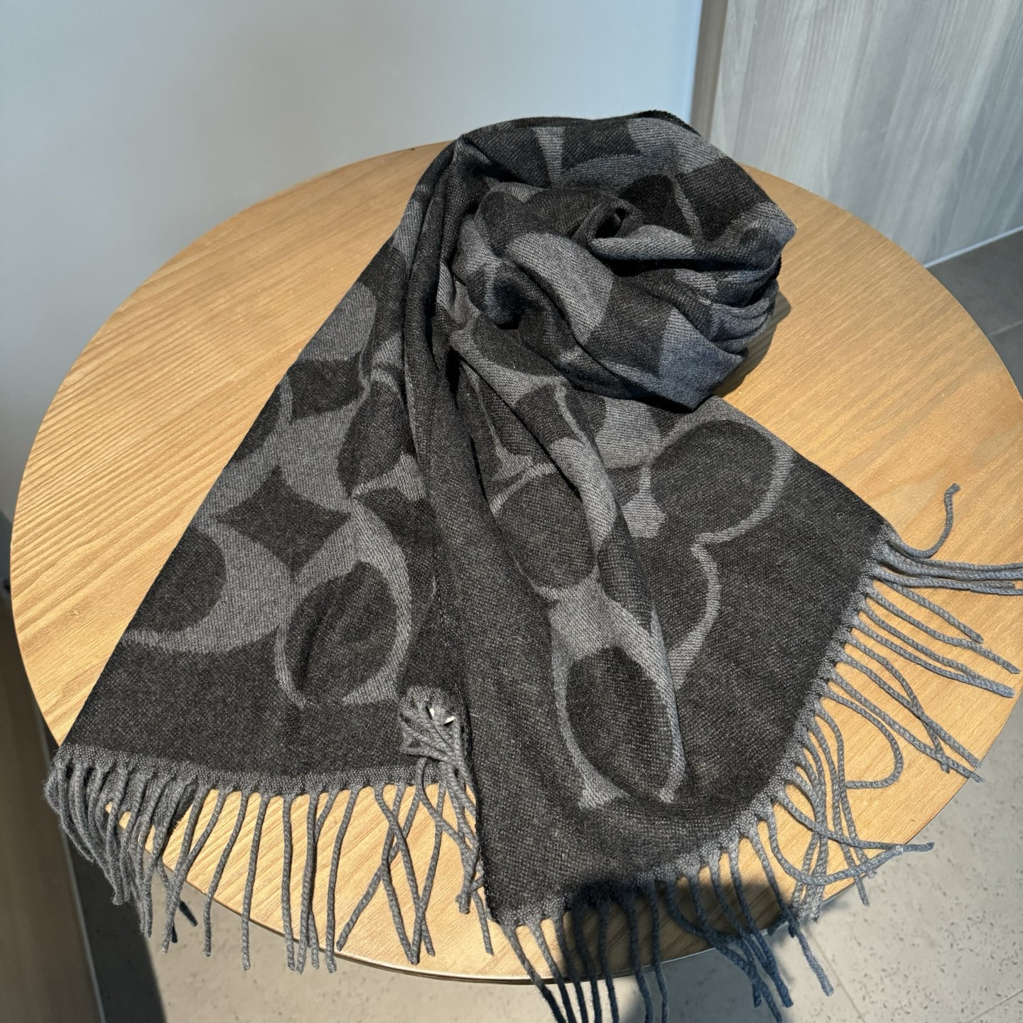 COACH经典 蔻驰围巾也太好看了吧！不仅有颜值还有品质，97%羊毛+3%羊绒，手感超级软糯和舒服，尺寸