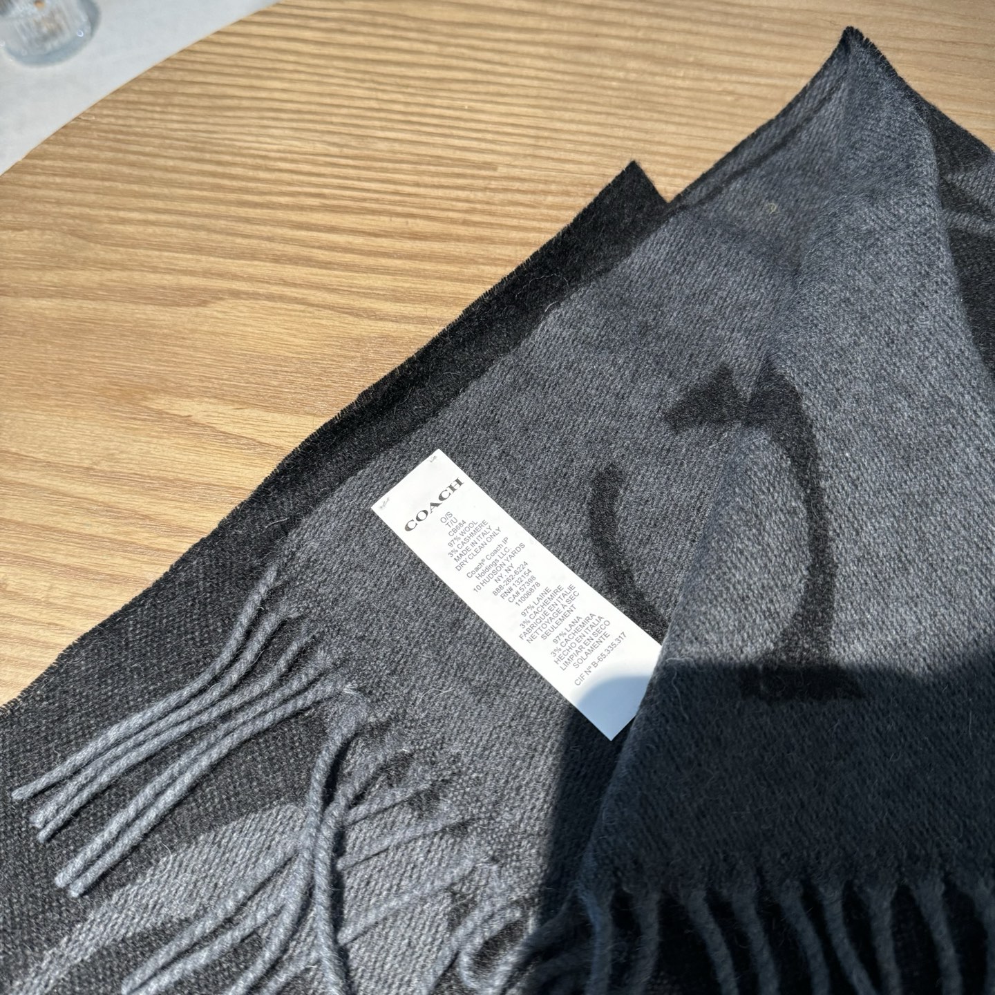 COACH经典 蔻驰围巾也太好看了吧！不仅有颜值还有品质，97%羊毛+3%羊绒，手感超级软糯和舒服，尺寸