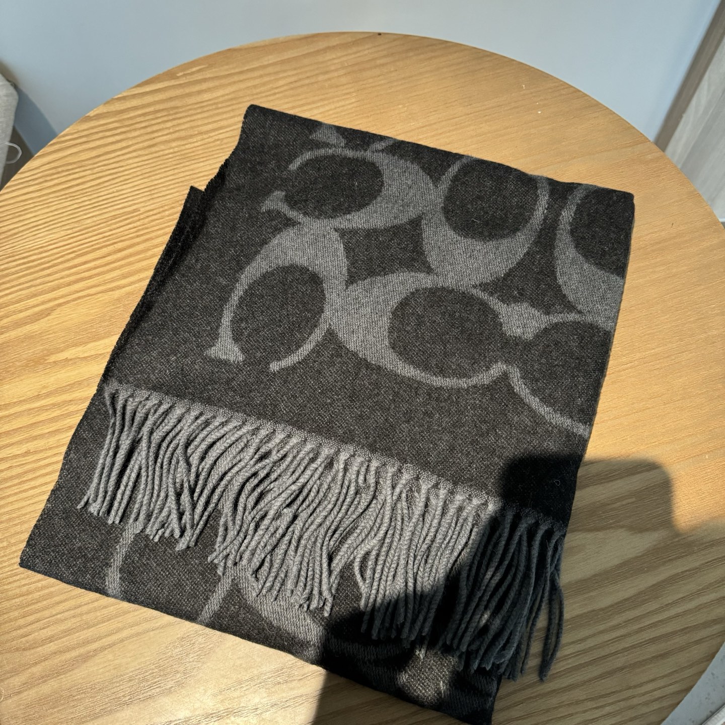 COACH经典 蔻驰围巾也太好看了吧！不仅有颜值还有品质，97%羊毛+3%羊绒，手感超级软糯和舒服，尺寸