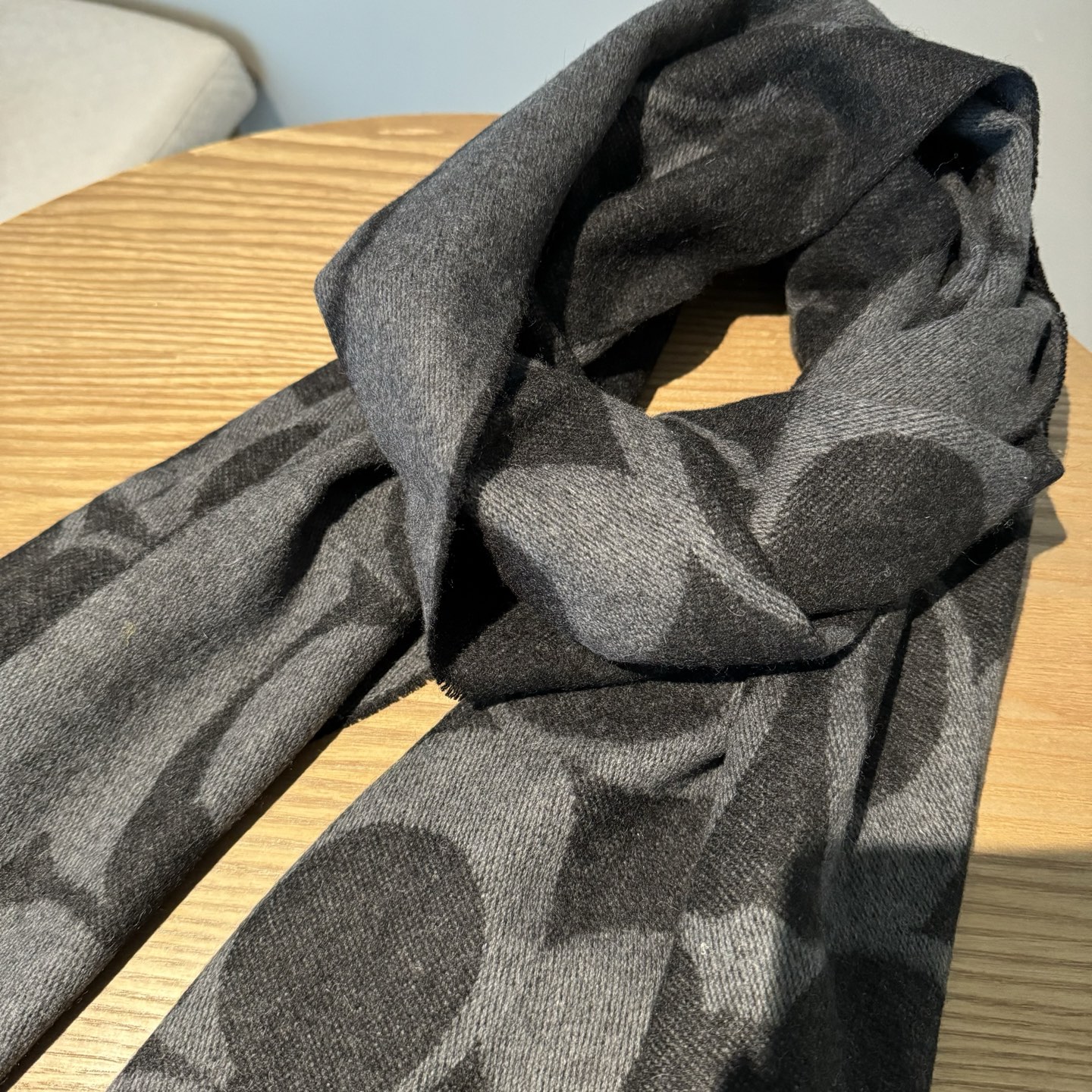 COACH经典 蔻驰围巾也太好看了吧！不仅有颜值还有品质，97%羊毛+3%羊绒，手感超级软糯和舒服，尺寸