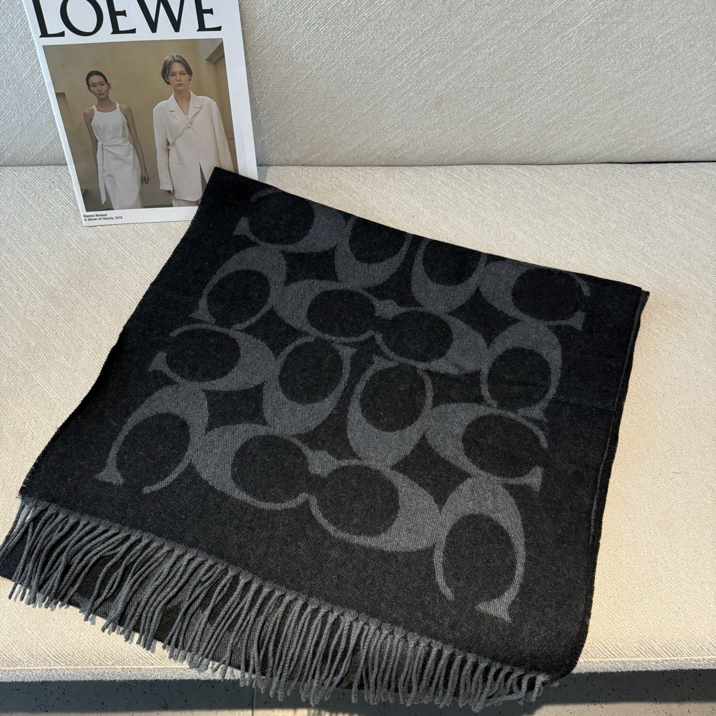 COACH经典 蔻驰围巾也太好看了吧！不仅有颜值还有品质，97%羊毛+3%羊绒，手感超级软糯和舒服，尺寸