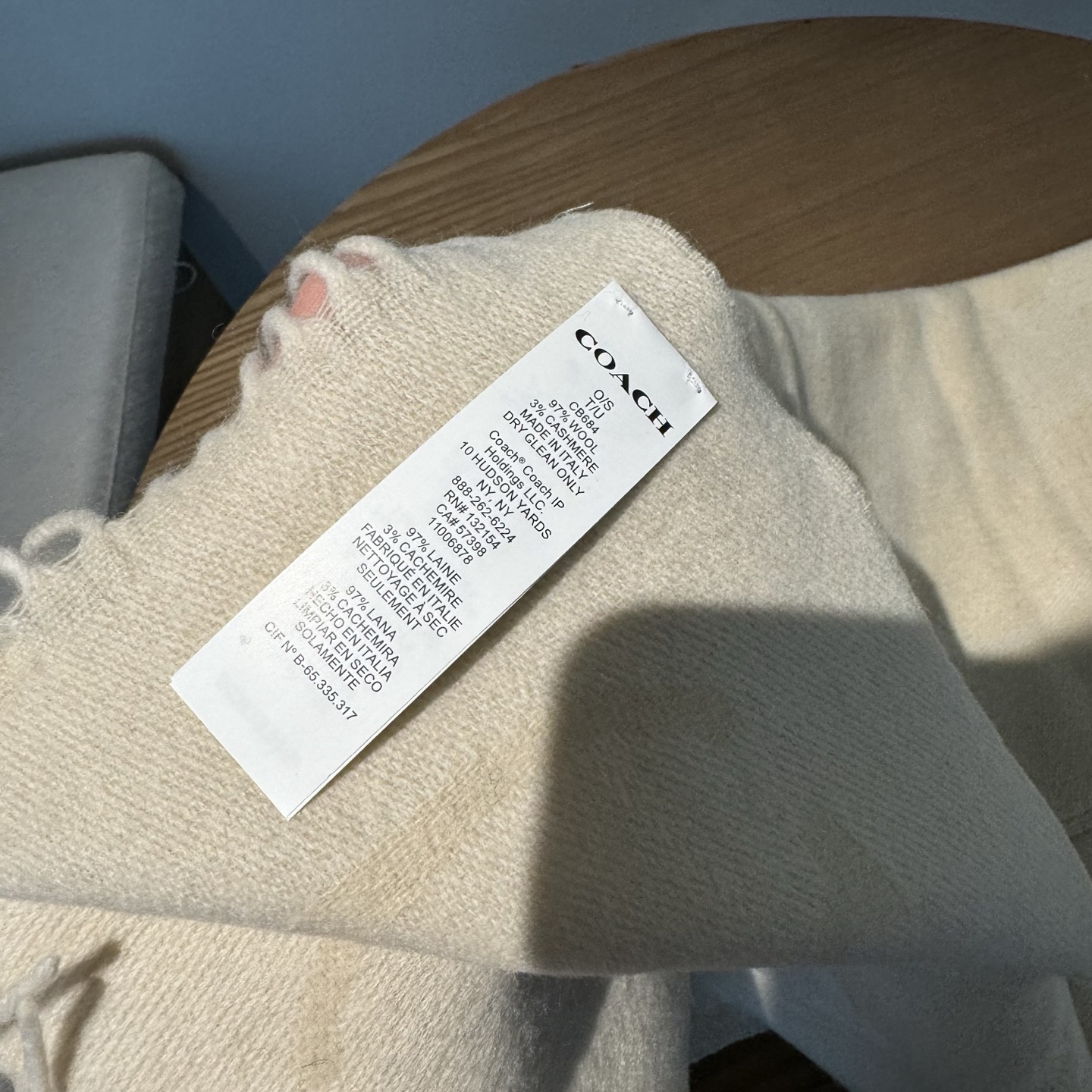 COACH经典 蔻驰围巾也太好看了吧！不仅有颜值还有品质，97%羊毛+3%羊绒，手感超级软糯和舒服，尺寸