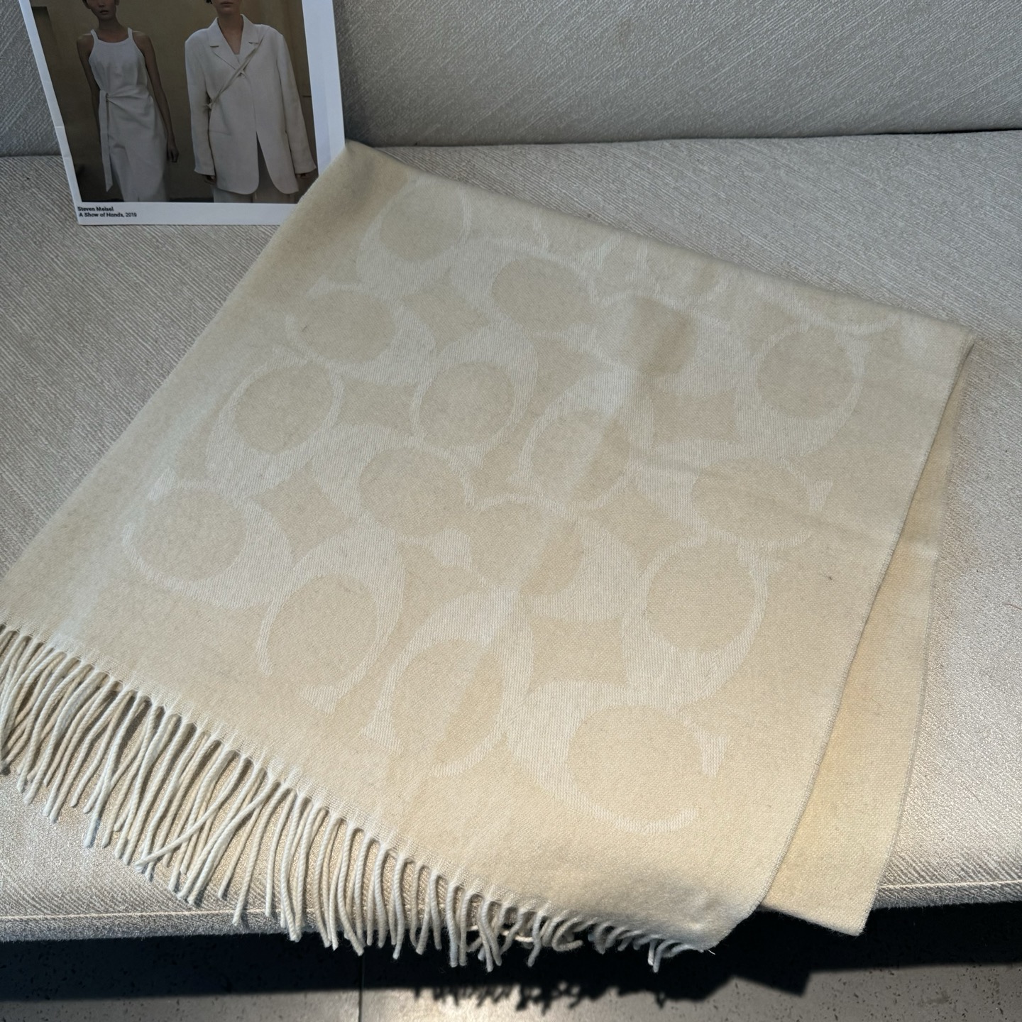 COACH经典 蔻驰围巾也太好看了吧！不仅有颜值还有品质，97%羊毛+3%羊绒，手感超级软糯和舒服，尺寸