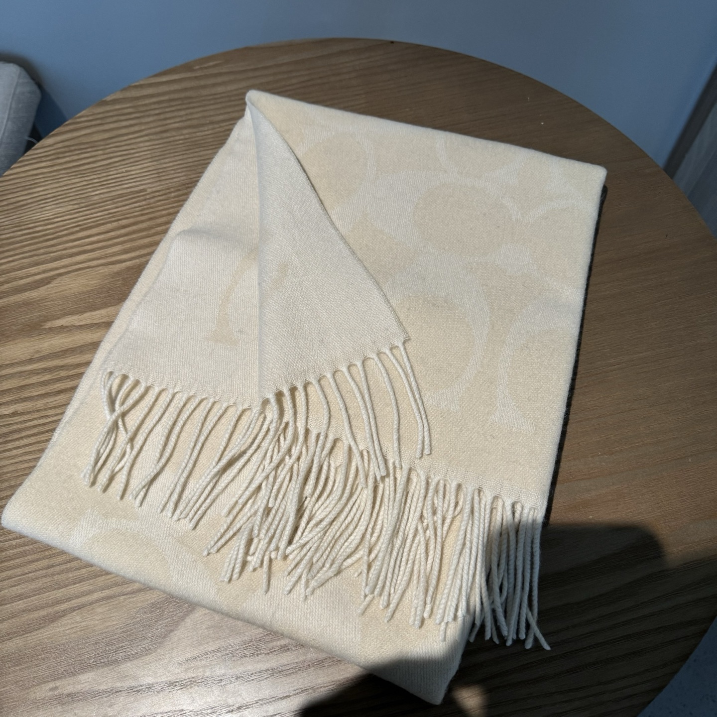 COACH经典 蔻驰围巾也太好看了吧！不仅有颜值还有品质，97%羊毛+3%羊绒，手感超级软糯和舒服，尺寸