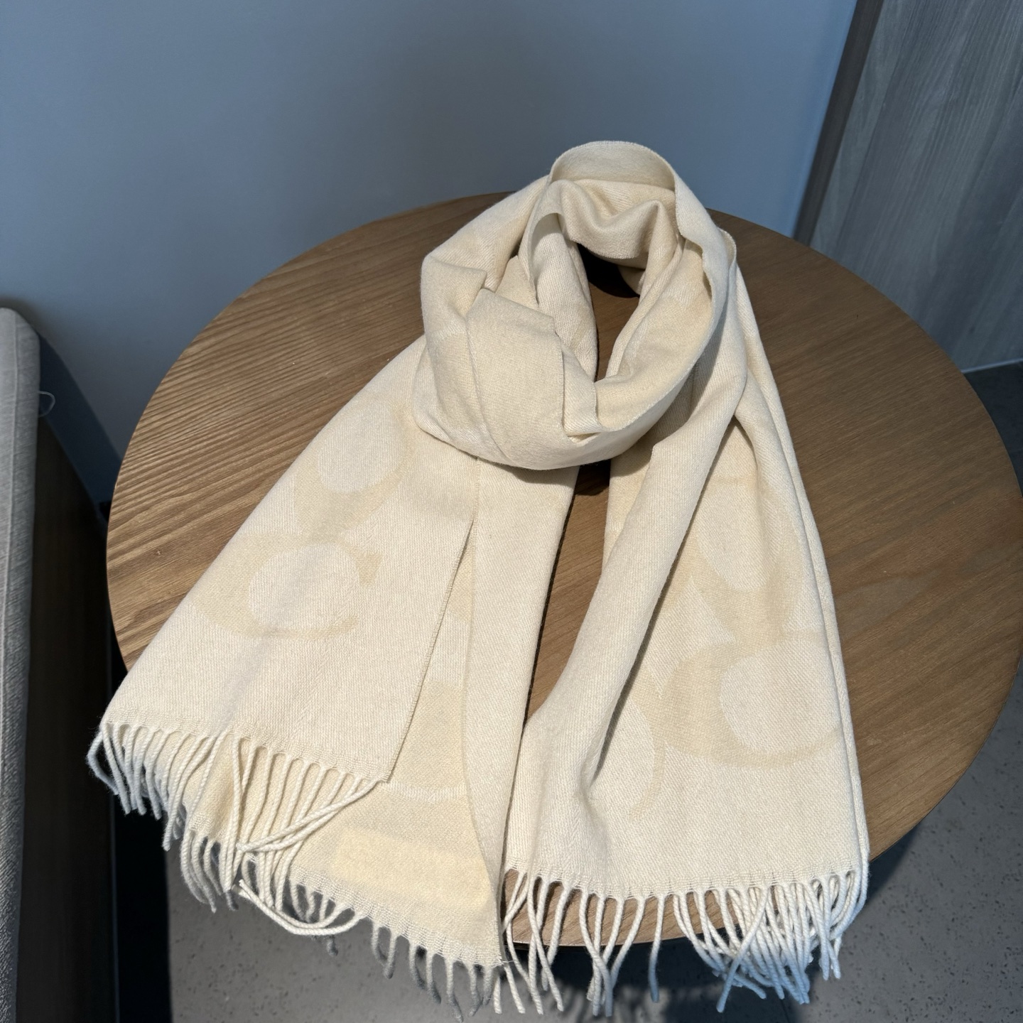 COACH经典 蔻驰围巾也太好看了吧！不仅有颜值还有品质，97%羊毛+3%羊绒，手感超级软糯和舒服，尺寸