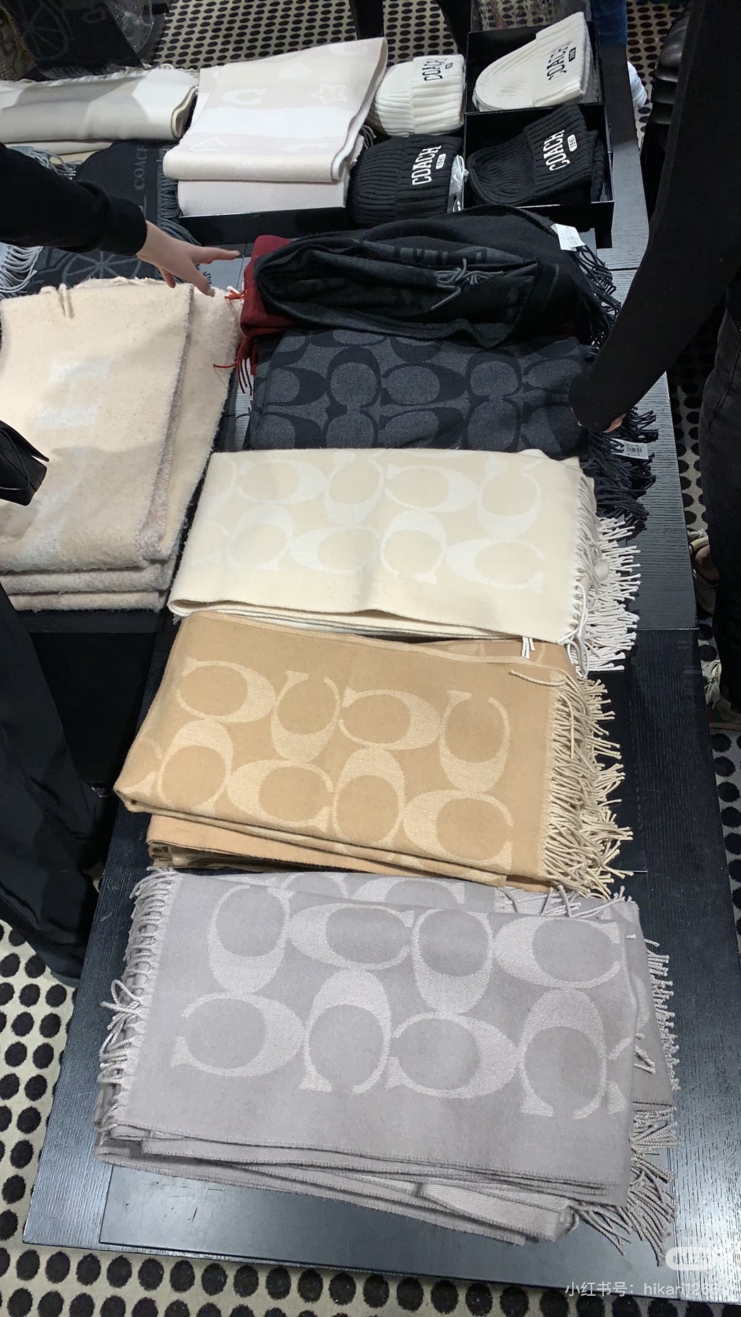 COACH经典 蔻驰围巾也太好看了吧！不仅有颜值还有品质，97%羊毛+3%羊绒，手感超级软糯和舒服，尺寸