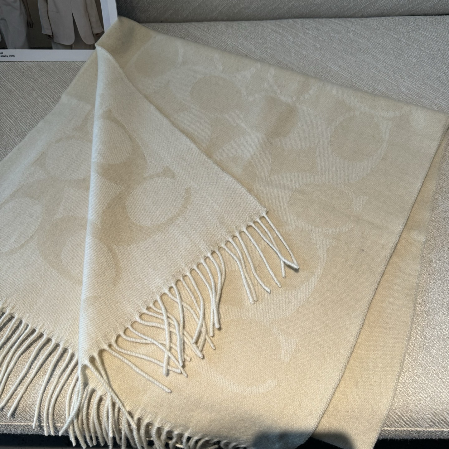 COACH经典 蔻驰围巾也太好看了吧！不仅有颜值还有品质，97%羊毛+3%羊绒，手感超级软糯和舒服，尺寸