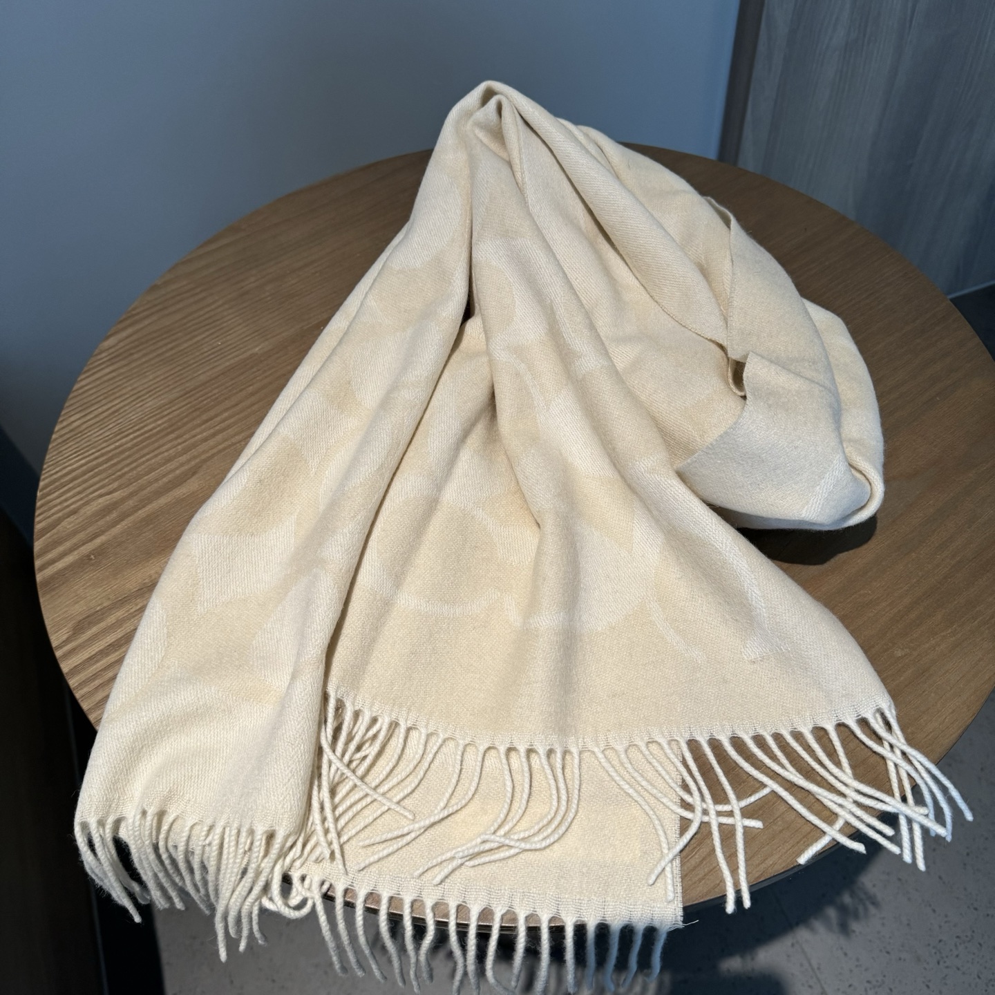 COACH经典 蔻驰围巾也太好看了吧！不仅有颜值还有品质，97%羊毛+3%羊绒，手感超级软糯和舒服，尺寸