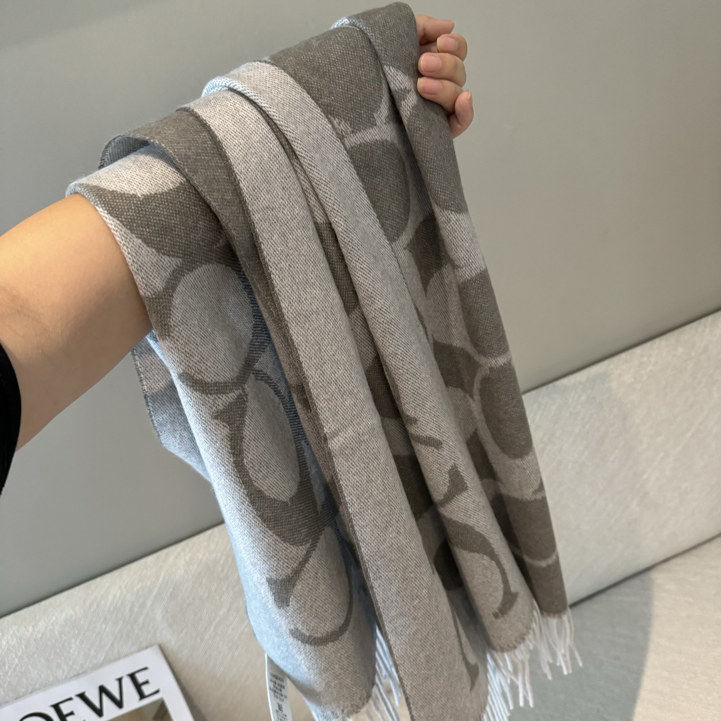 COACH经典 蔻驰围巾也太好看了吧！不仅有颜值还有品质，97%羊毛+3%羊绒，手感超级软糯和舒服，尺寸