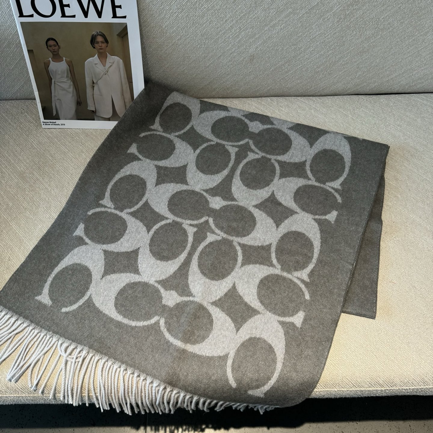 COACH经典 蔻驰围巾也太好看了吧！不仅有颜值还有品质，97%羊毛+3%羊绒，手感超级软糯和舒服，尺寸