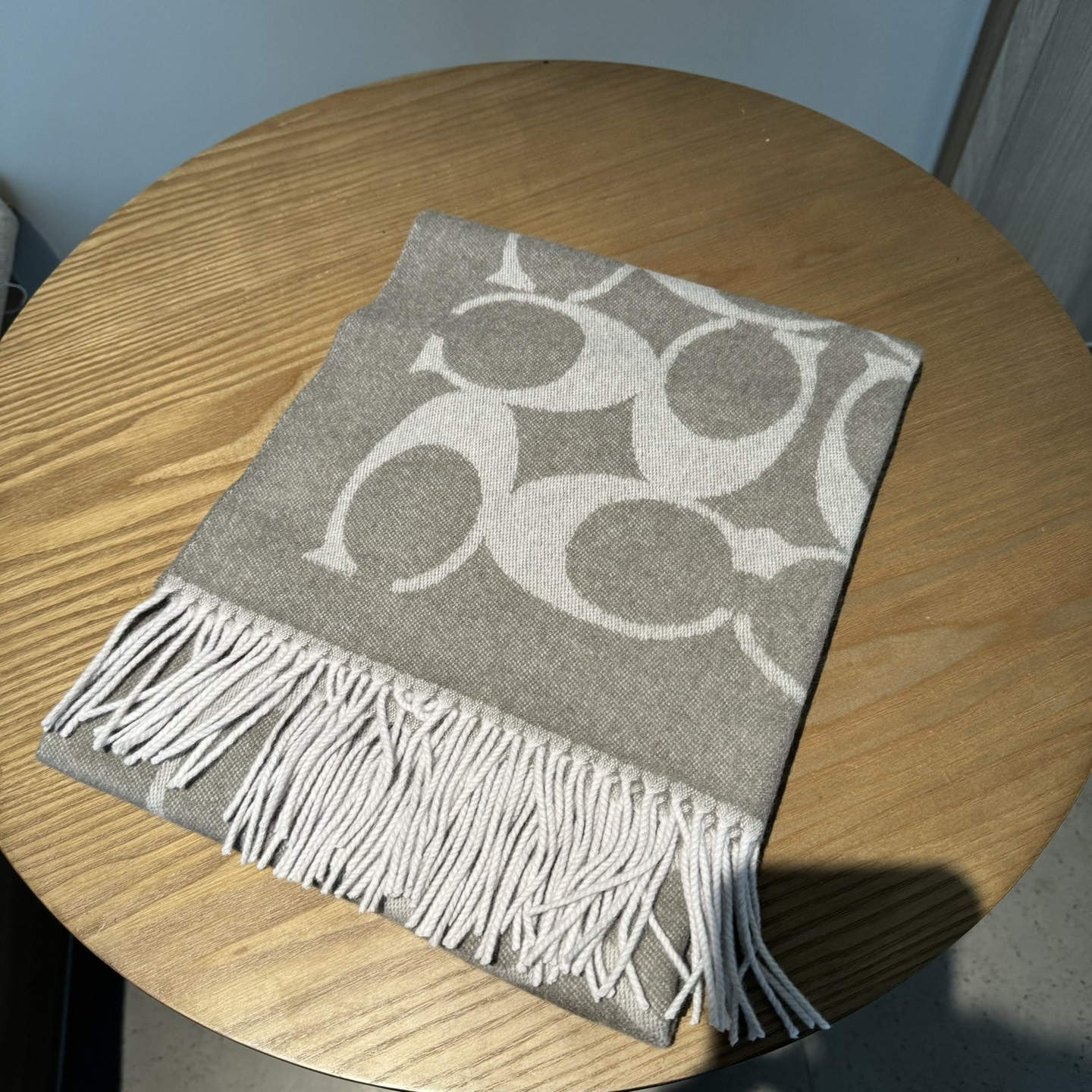 COACH经典 蔻驰围巾也太好看了吧！不仅有颜值还有品质，97%羊毛+3%羊绒，手感超级软糯和舒服，尺寸