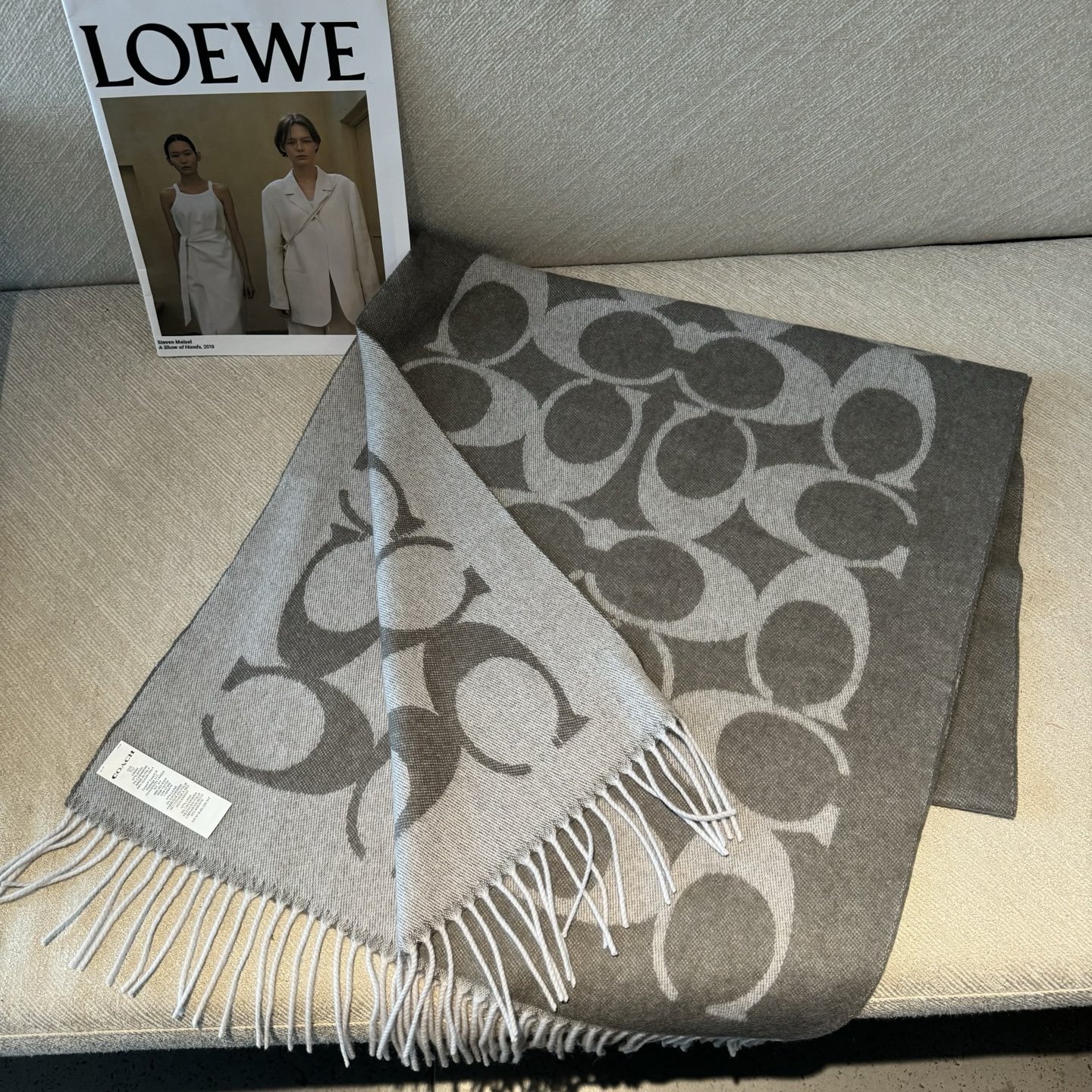 COACH经典 蔻驰围巾也太好看了吧！不仅有颜值还有品质，97%羊毛+3%羊绒，手感超级软糯和舒服，尺寸