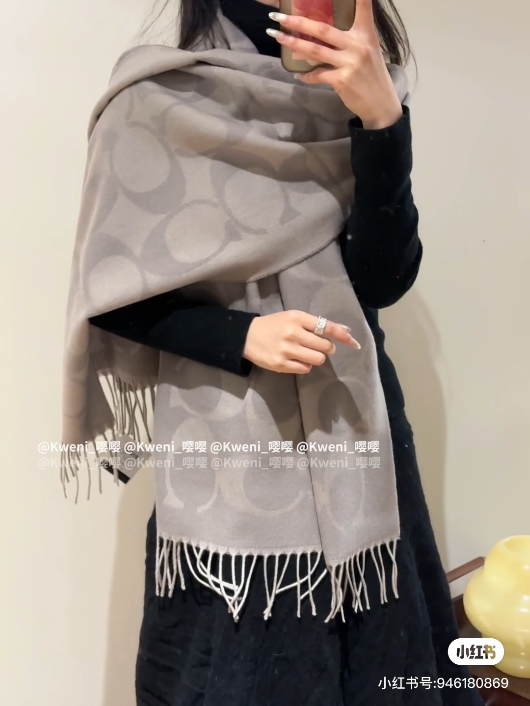 COACH经典 蔻驰围巾也太好看了吧！不仅有颜值还有品质，97%羊毛+3%羊绒，手感超级软糯和舒服，尺寸