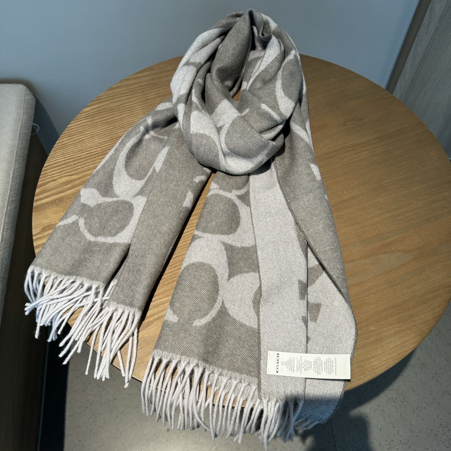 COACH经典 蔻驰围巾也太好看了吧！不仅有颜值还有品质，97%羊毛+3%羊绒，手感超级软糯和舒服，尺寸