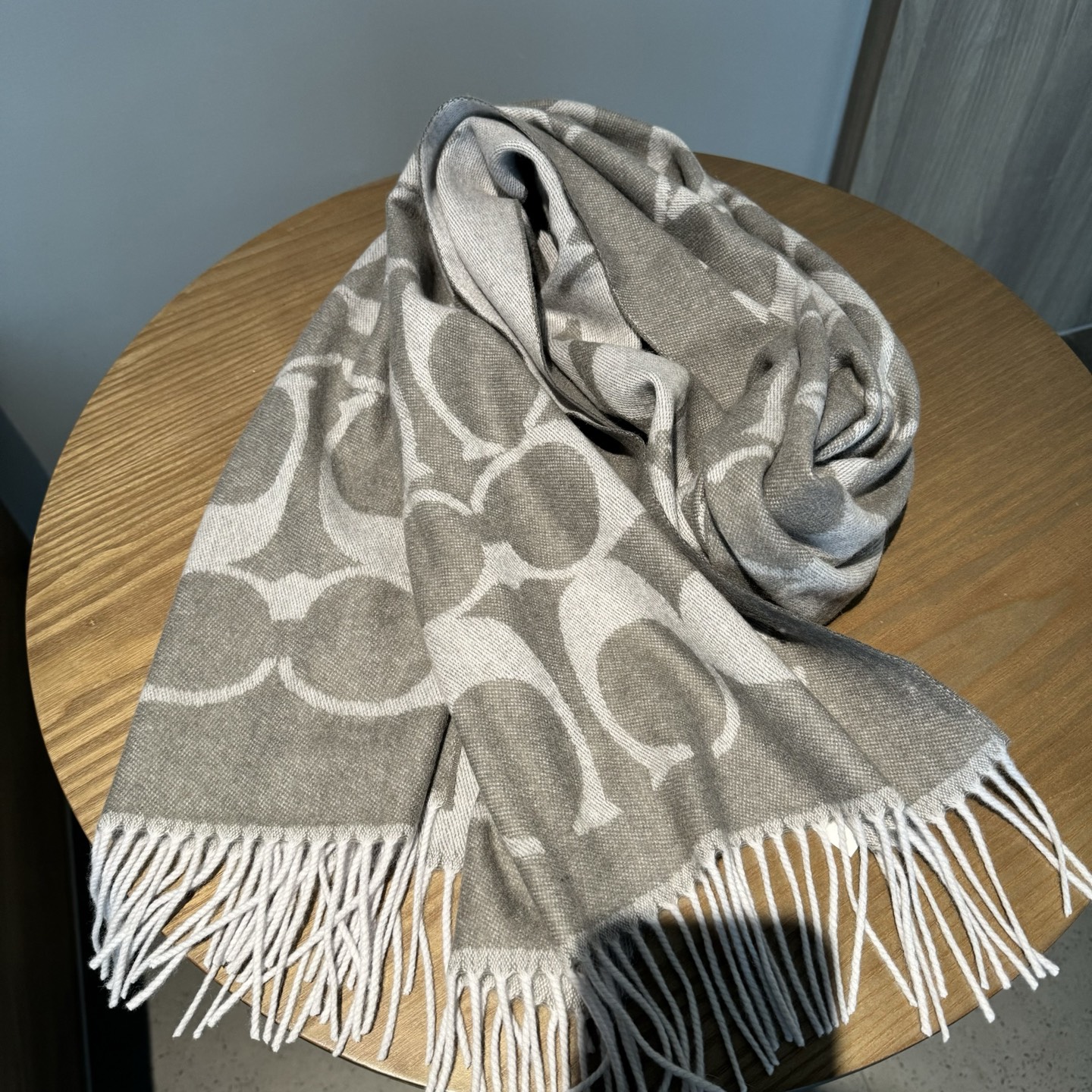 COACH经典 蔻驰围巾也太好看了吧！不仅有颜值还有品质，97%羊毛+3%羊绒，手感超级软糯和舒服，尺寸