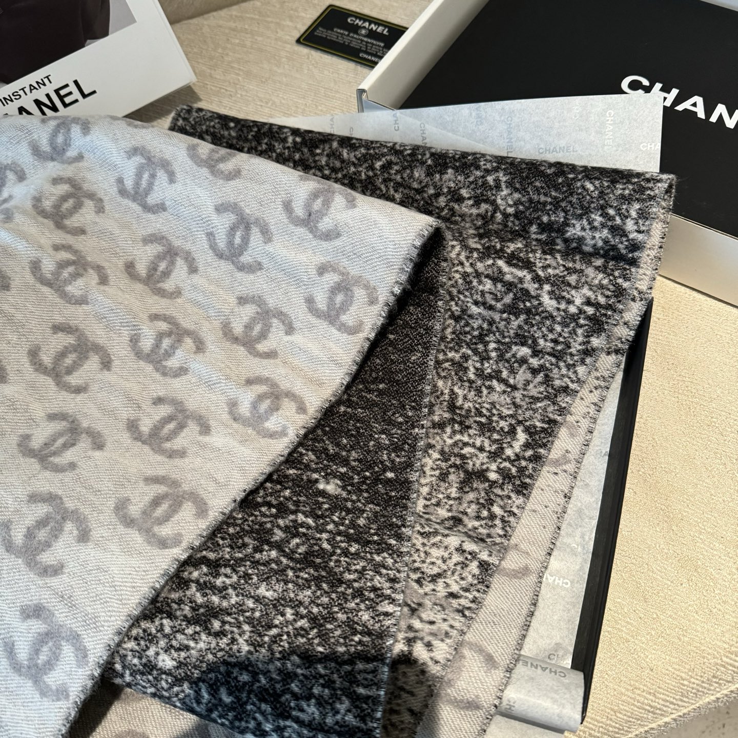 ,𝐂𝐡𝐚𝐧𝐞𝐥 • 𝟐𝟒𝐁 新款 《满天星围巾》渐变灰Size：185x35cm 57%羊毛43%羊绒专