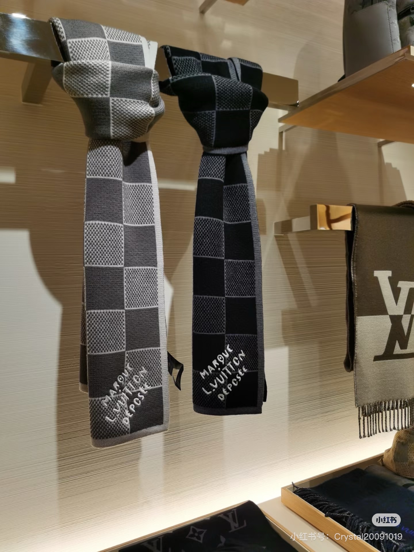 LV棋盘格羊毛针织👑这款柔软的羊毛围巾运用精细的针织技术编织出经典的Damier图案，尤其适合赠礼，也是