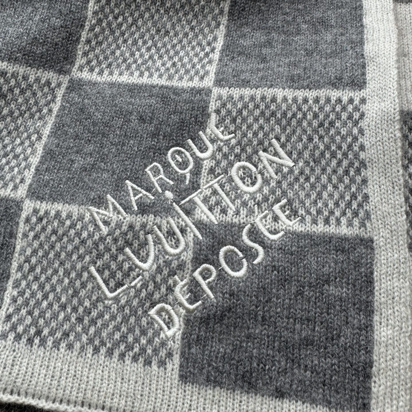 LV棋盘格羊毛针织👑这款柔软的羊毛围巾运用精细的针织技术编织出经典的Damier图案，尤其适合赠礼，也是