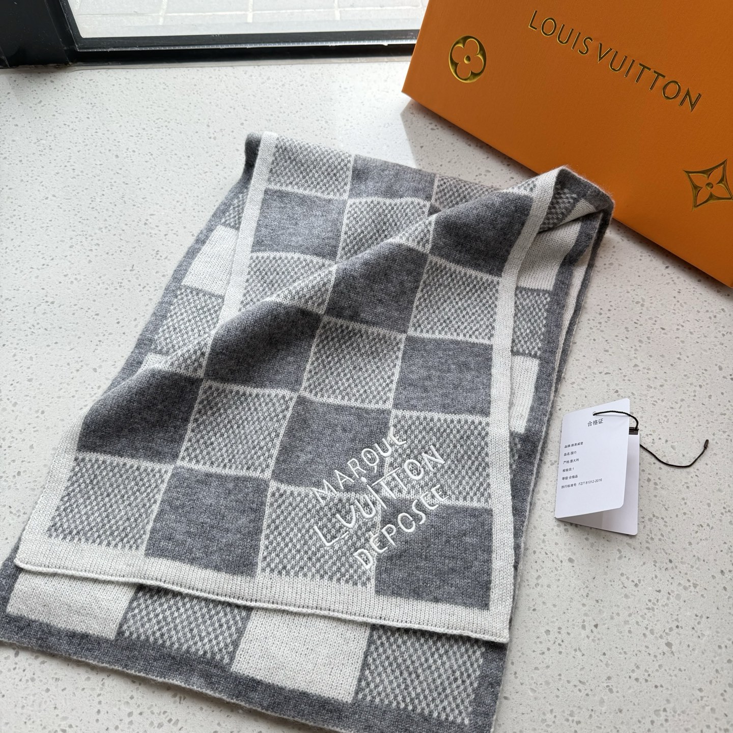 LV棋盘格羊毛针织👑这款柔软的羊毛围巾运用精细的针织技术编织出经典的Damier图案，尤其适合赠礼，也是