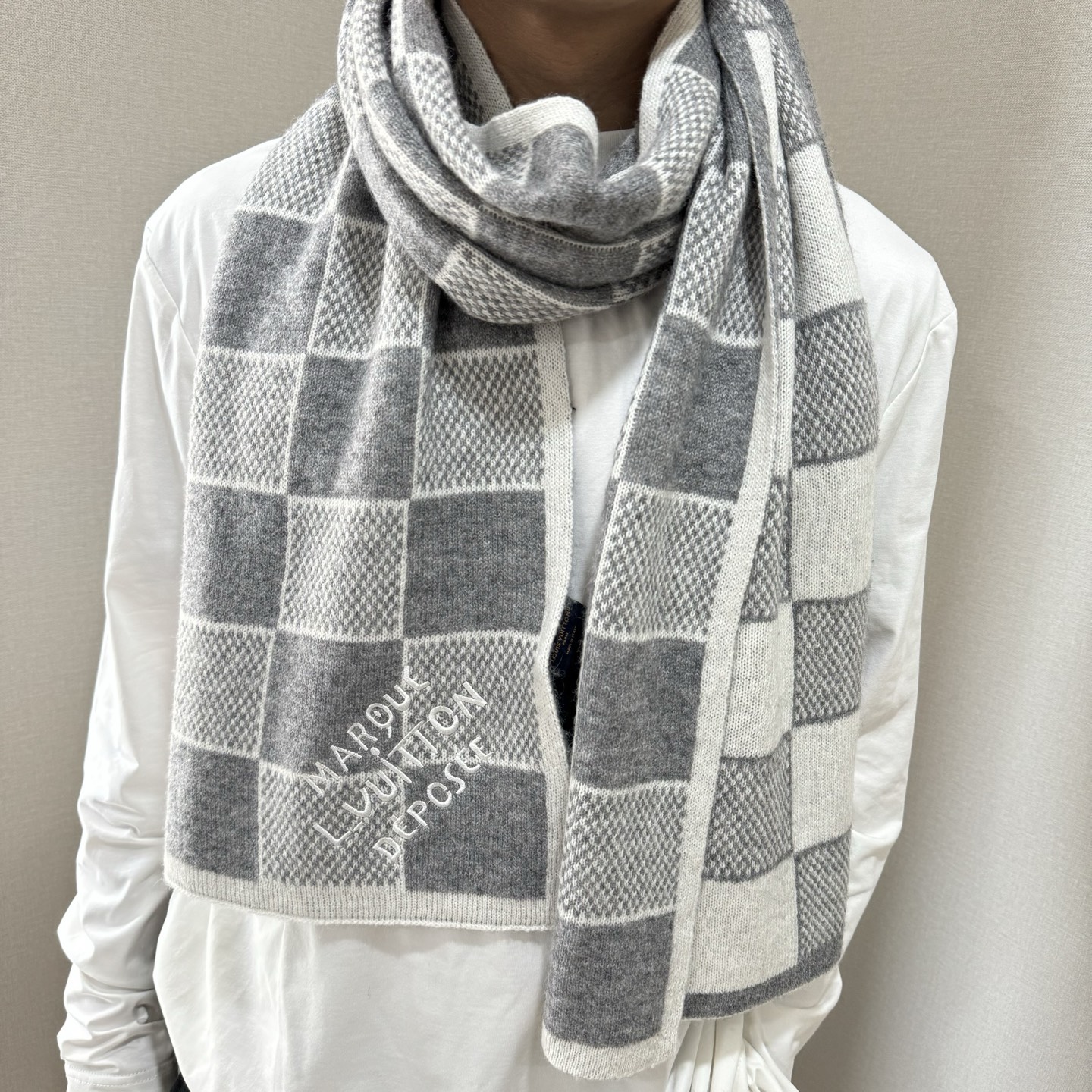 LV棋盘格羊毛针织👑这款柔软的羊毛围巾运用精细的针织技术编织出经典的Damier图案，尤其适合赠礼，也是