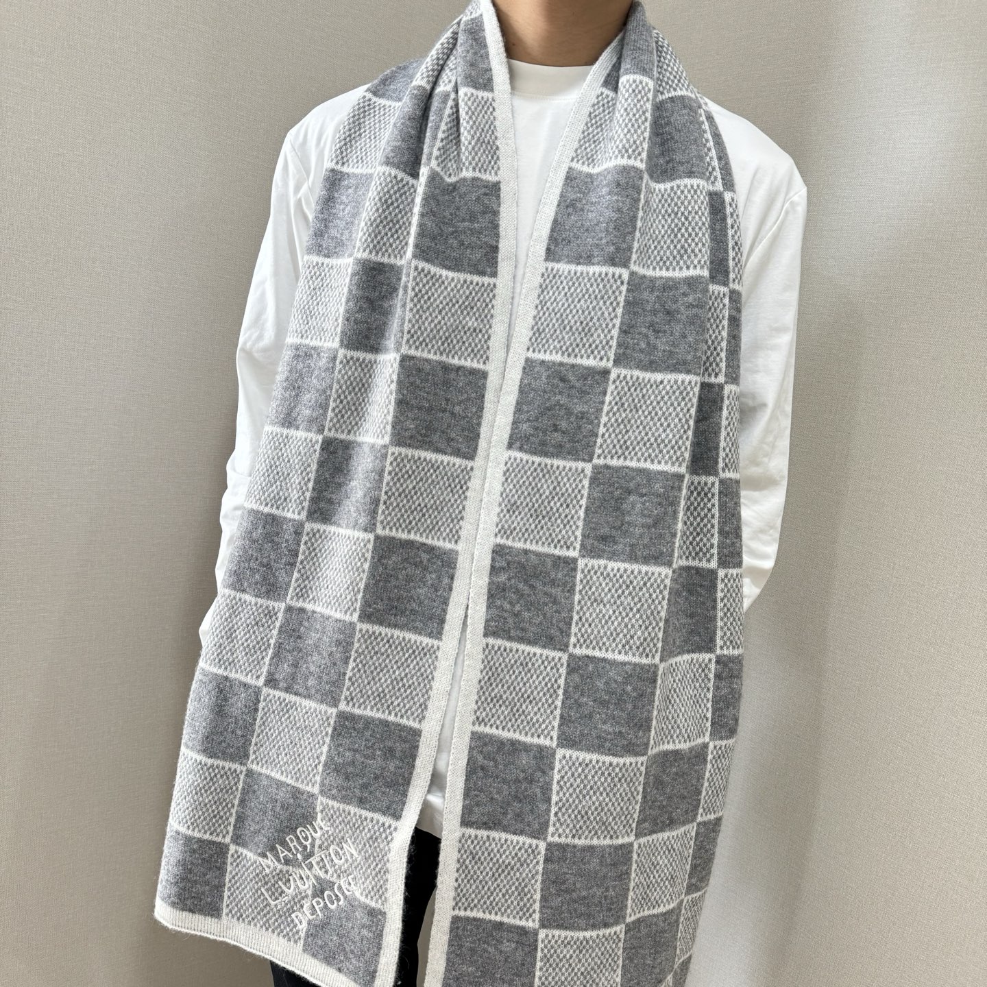 LV棋盘格羊毛针织👑这款柔软的羊毛围巾运用精细的针织技术编织出经典的Damier图案，尤其适合赠礼，也是