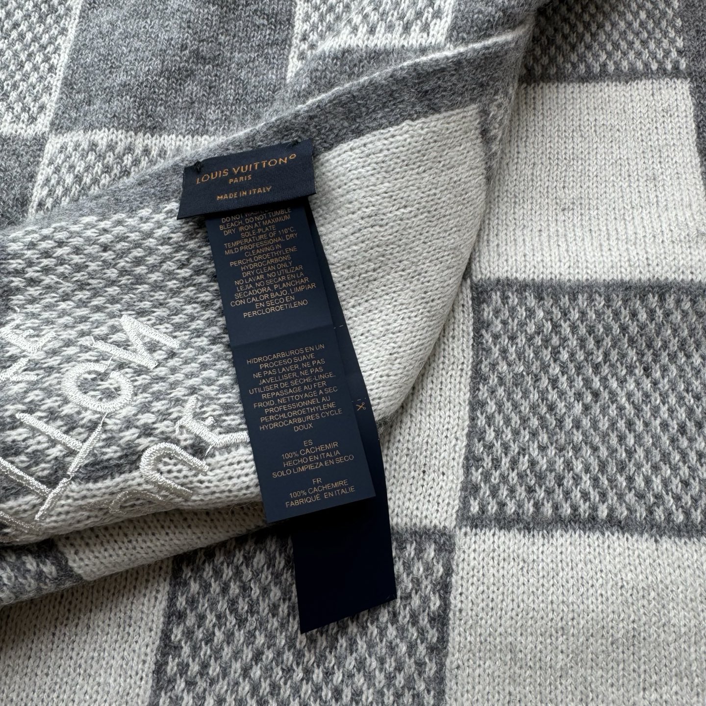 LV棋盘格羊毛针织👑这款柔软的羊毛围巾运用精细的针织技术编织出经典的Damier图案，尤其适合赠礼，也是