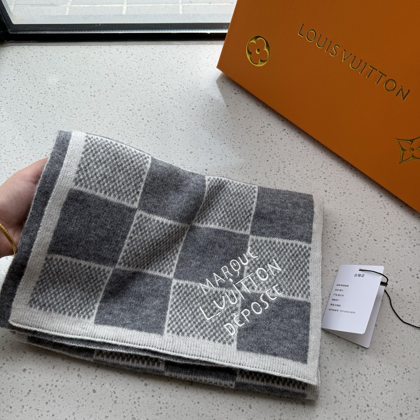 LV棋盘格羊毛针织👑这款柔软的羊毛围巾运用精细的针织技术编织出经典的Damier图案，尤其适合赠礼，也是