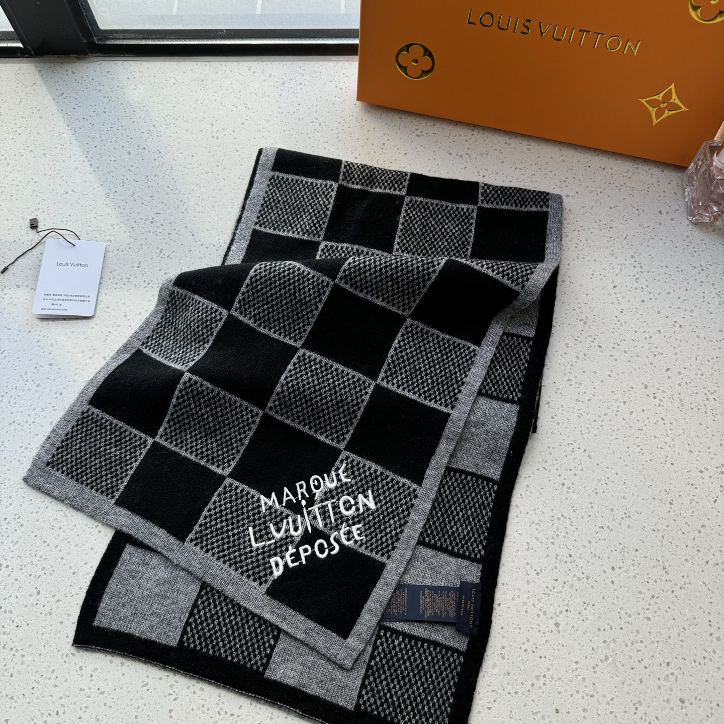 LV棋盘格羊毛针织👑这款柔软的羊毛围巾运用精细的针织技术编织出经典的Damier图案，尤其适合赠礼，也是