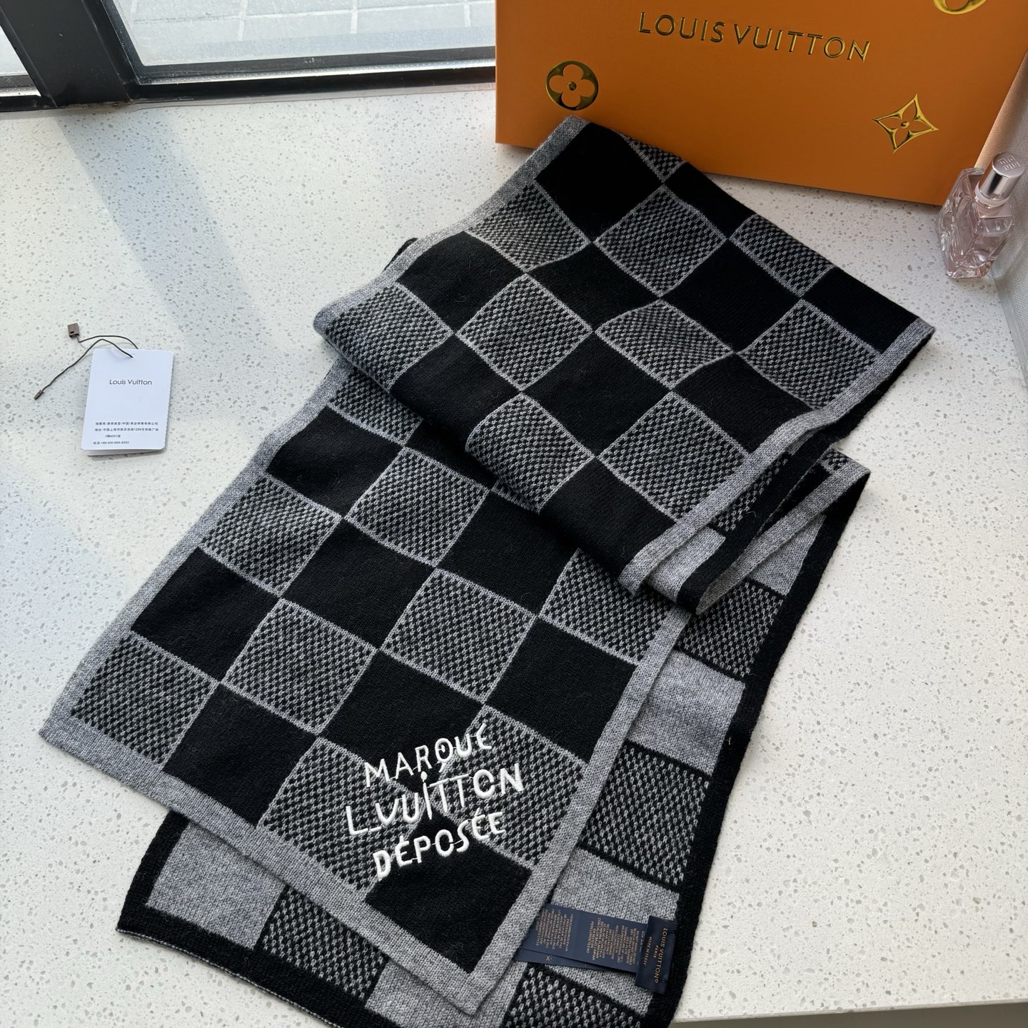 LV棋盘格羊毛针织👑这款柔软的羊毛围巾运用精细的针织技术编织出经典的Damier图案，尤其适合赠礼，也是