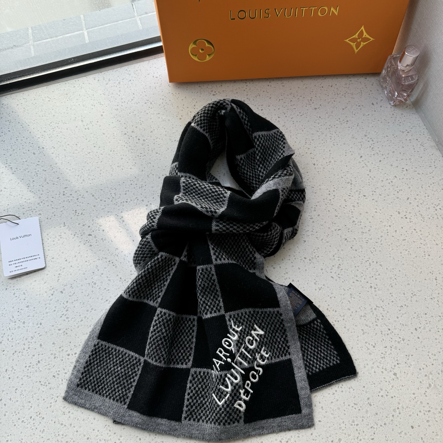 LV棋盘格羊毛针织👑这款柔软的羊毛围巾运用精细的针织技术编织出经典的Damier图案，尤其适合赠礼，也是