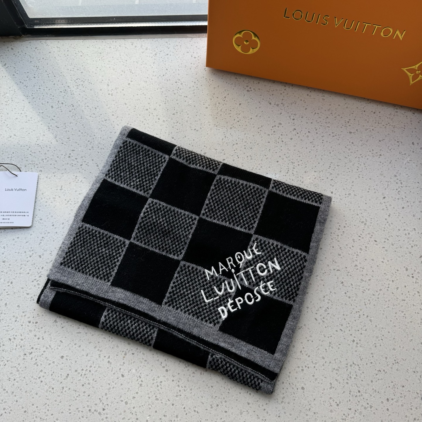 LV棋盘格羊毛针织👑这款柔软的羊毛围巾运用精细的针织技术编织出经典的Damier图案，尤其适合赠礼，也是