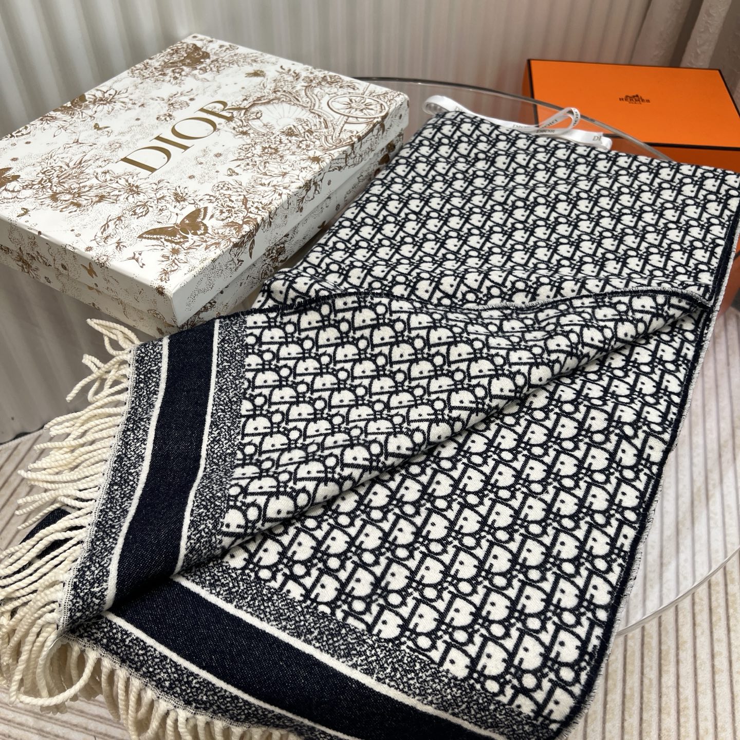 DIOR 迪奥千鸟格提花logo印花斗篷 材质:100%克什米尔进口羊绒寸:140*140CM超级惊艳的