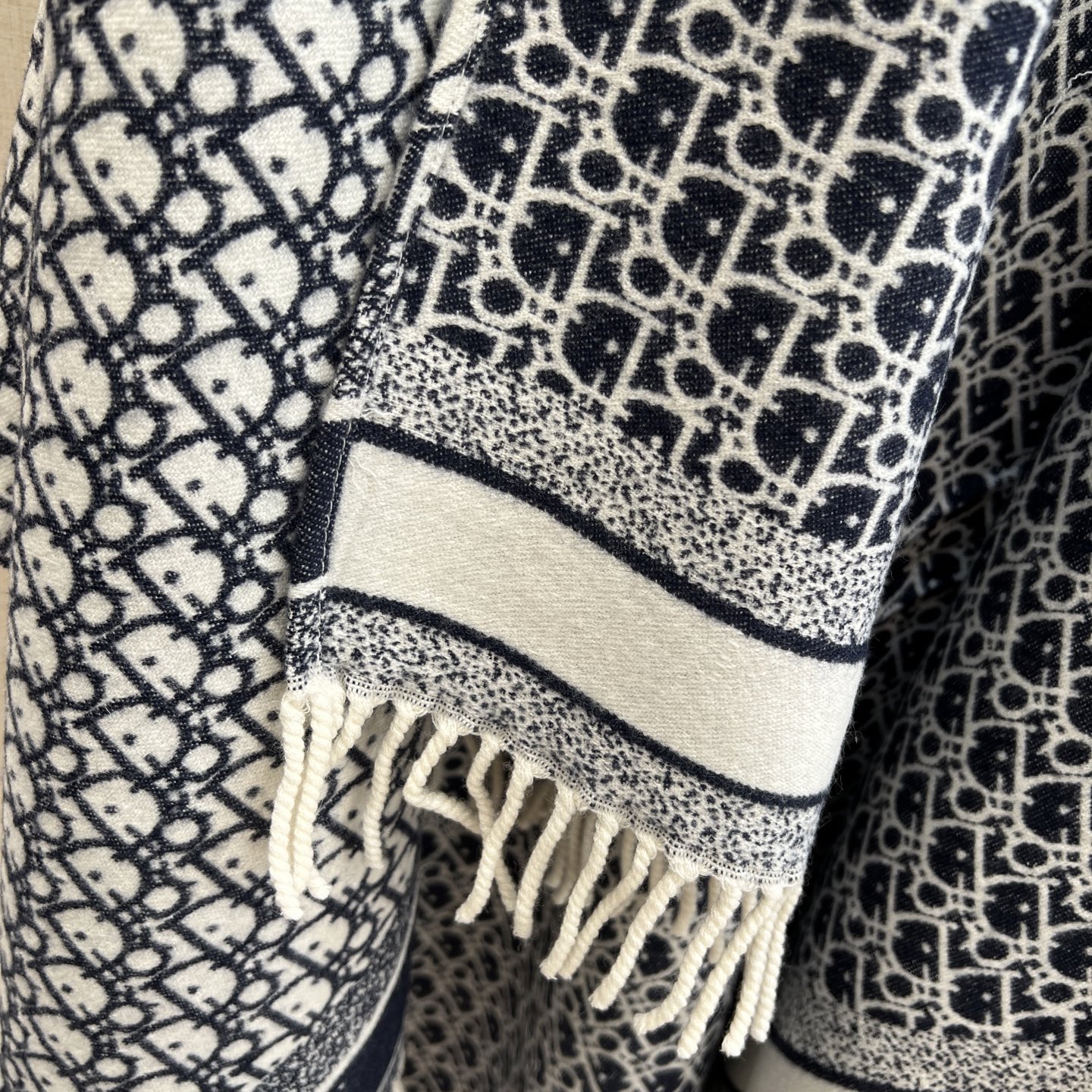 DIOR 迪奥千鸟格提花logo印花斗篷 材质:100%克什米尔进口羊绒寸:140*140CM超级惊艳的