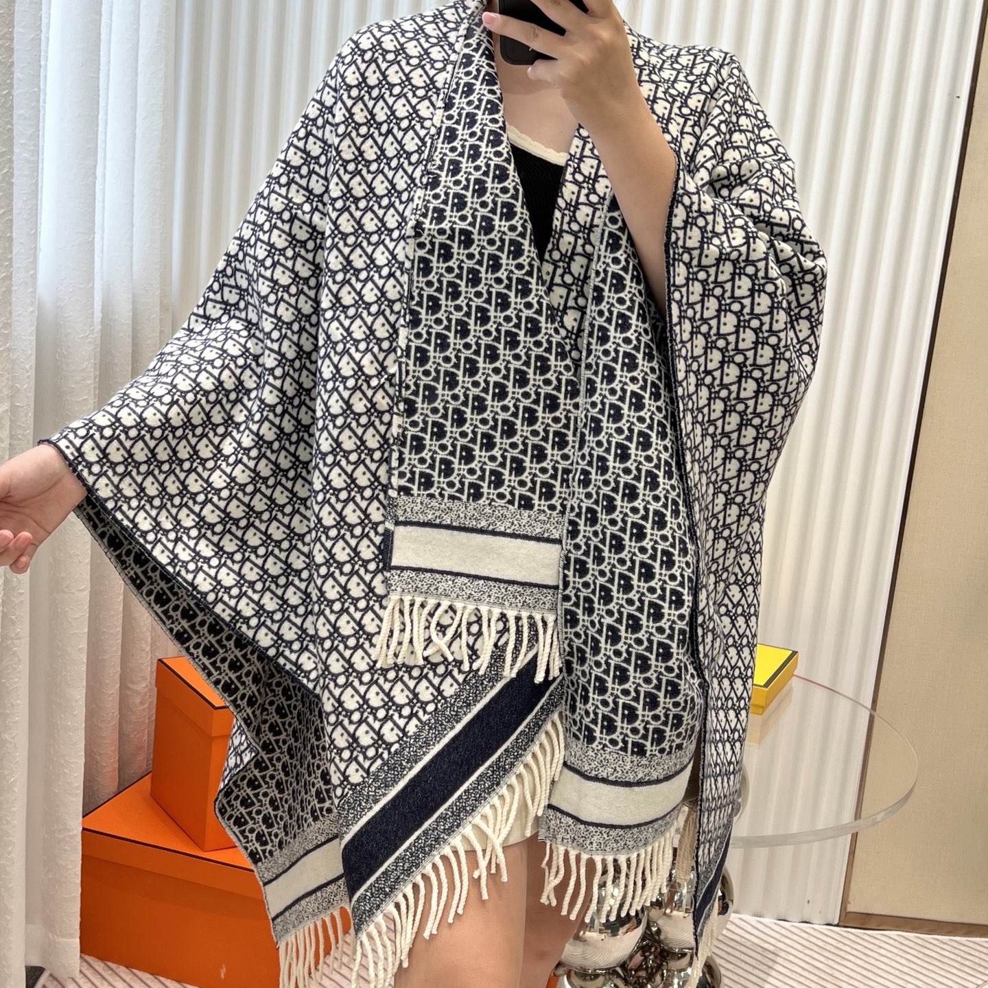 DIOR 迪奥千鸟格提花logo印花斗篷 材质:100%克什米尔进口羊绒寸:140*140CM超级惊艳的