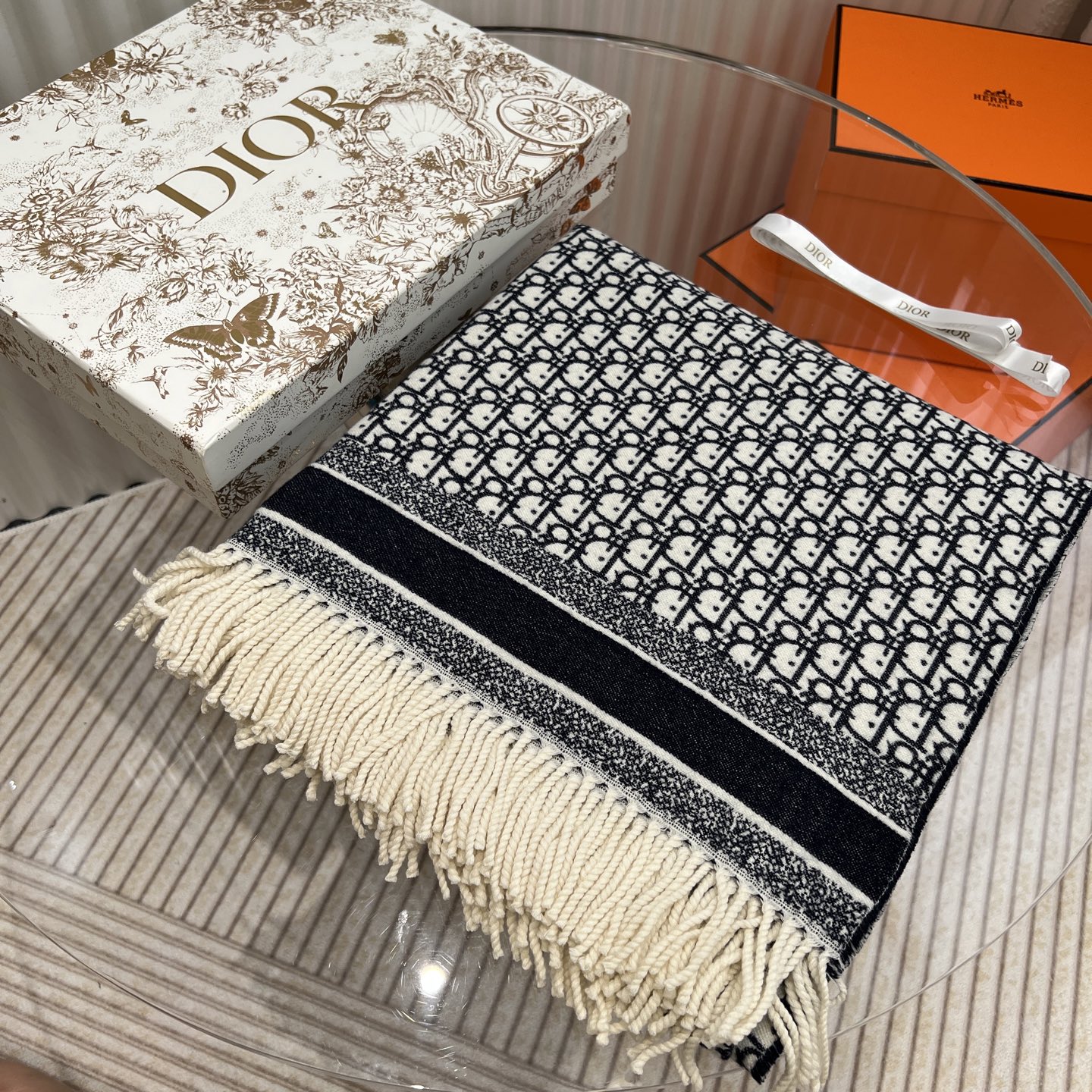 DIOR 迪奥千鸟格提花logo印花斗篷 材质:100%克什米尔进口羊绒寸:140*140CM超级惊艳的